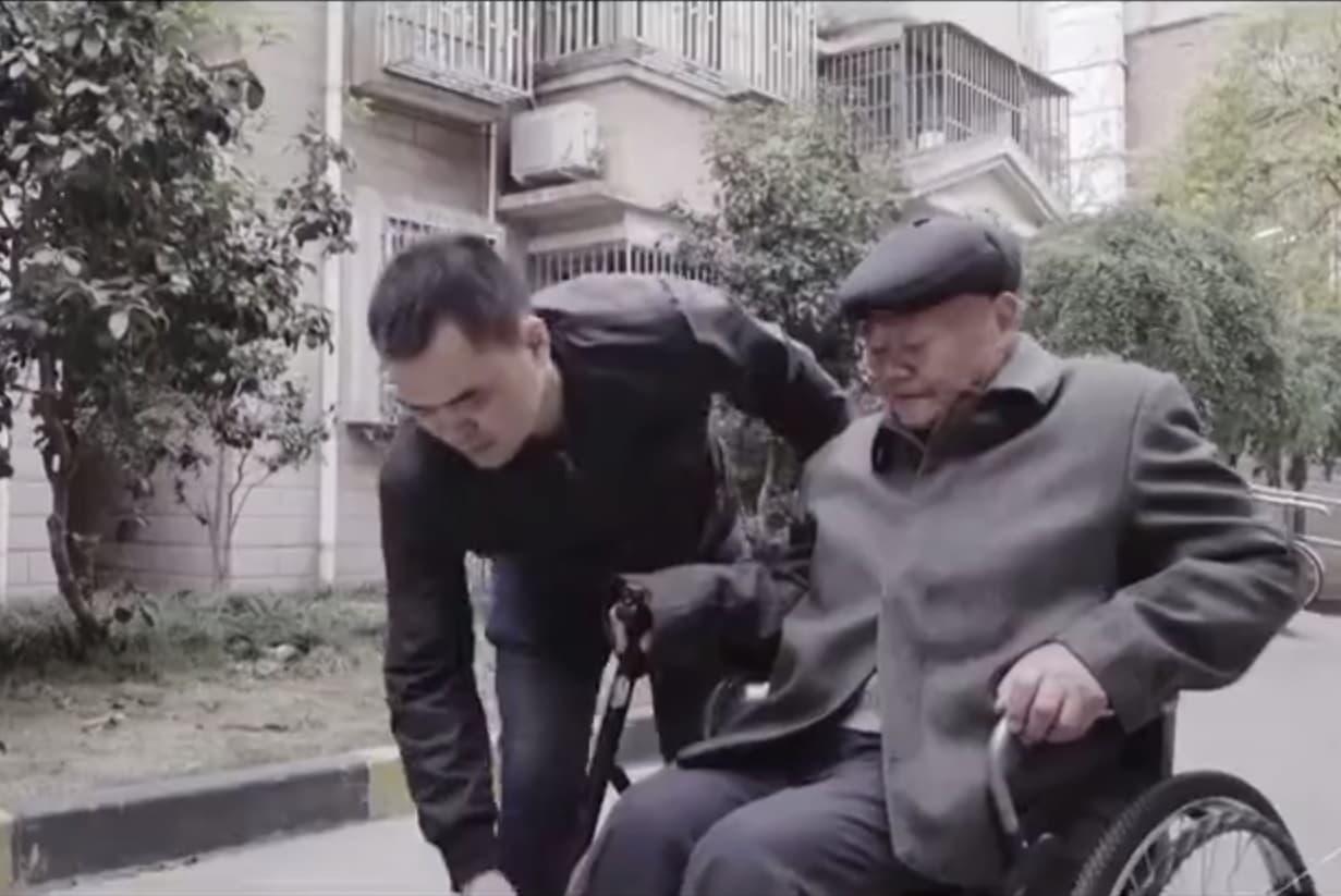 88歲的馬林（右）感謝照顧他的小游（左），決定將身家都託付給他們全家。（翻攝自騰訊視頻）