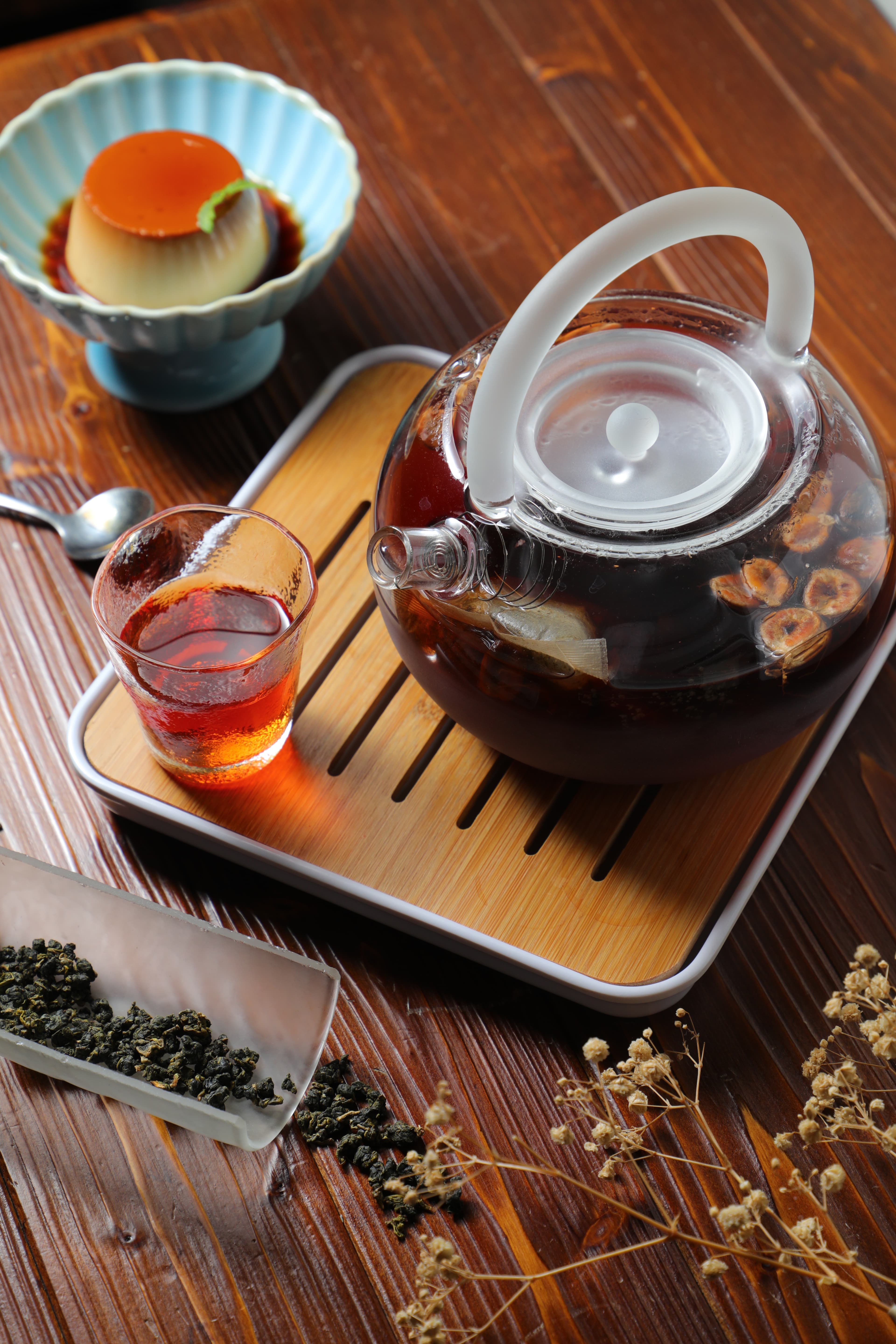 「疲倦走走」為漢方茶，含青草及菊花香氣，提振精神。（160元／壺）