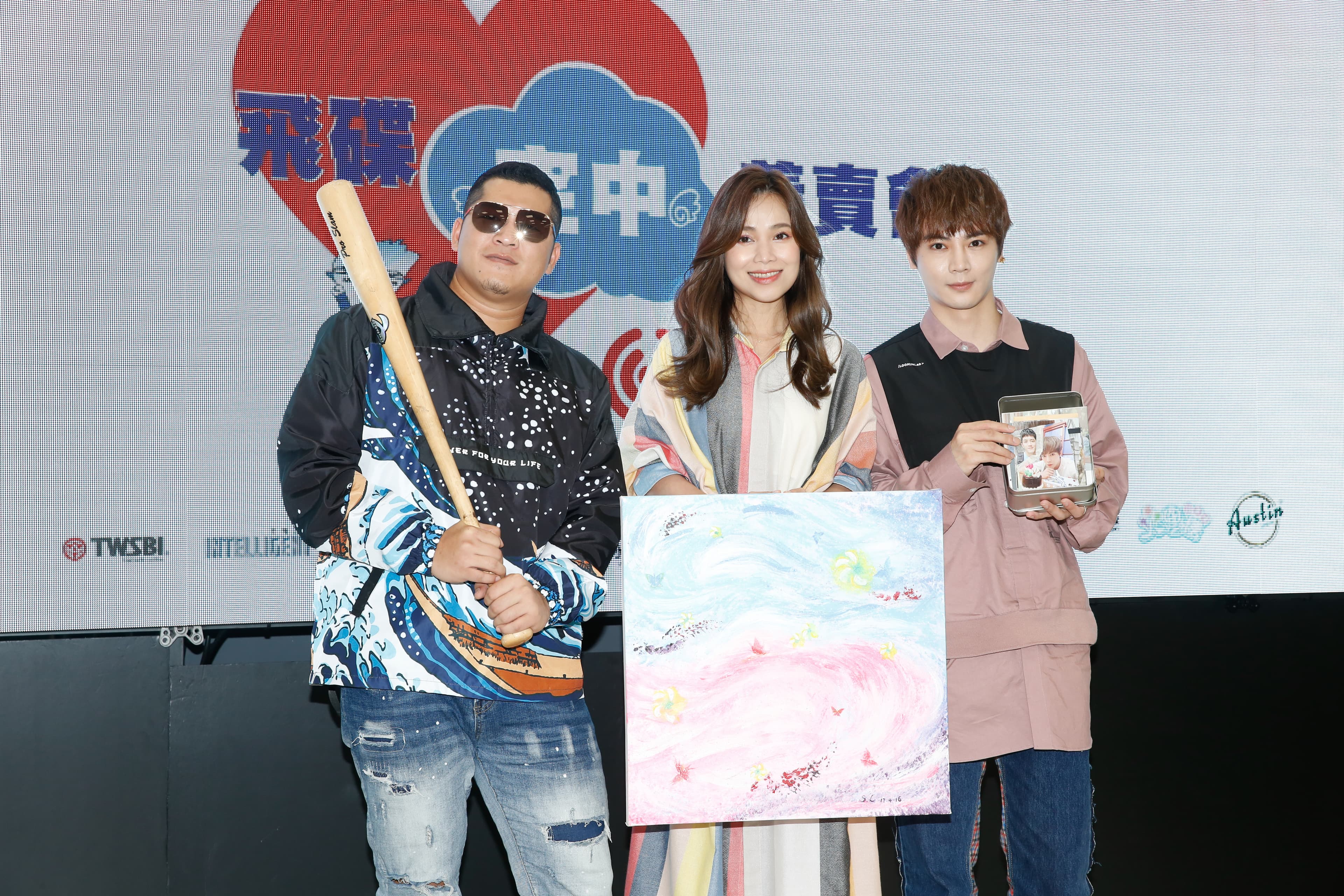 古曜威（右起）、林芯儀、含羞草的草爺出席「飛碟空中義賣會」公益記者會，為紅心字會籌募弱勢家庭兒童營養餐費。