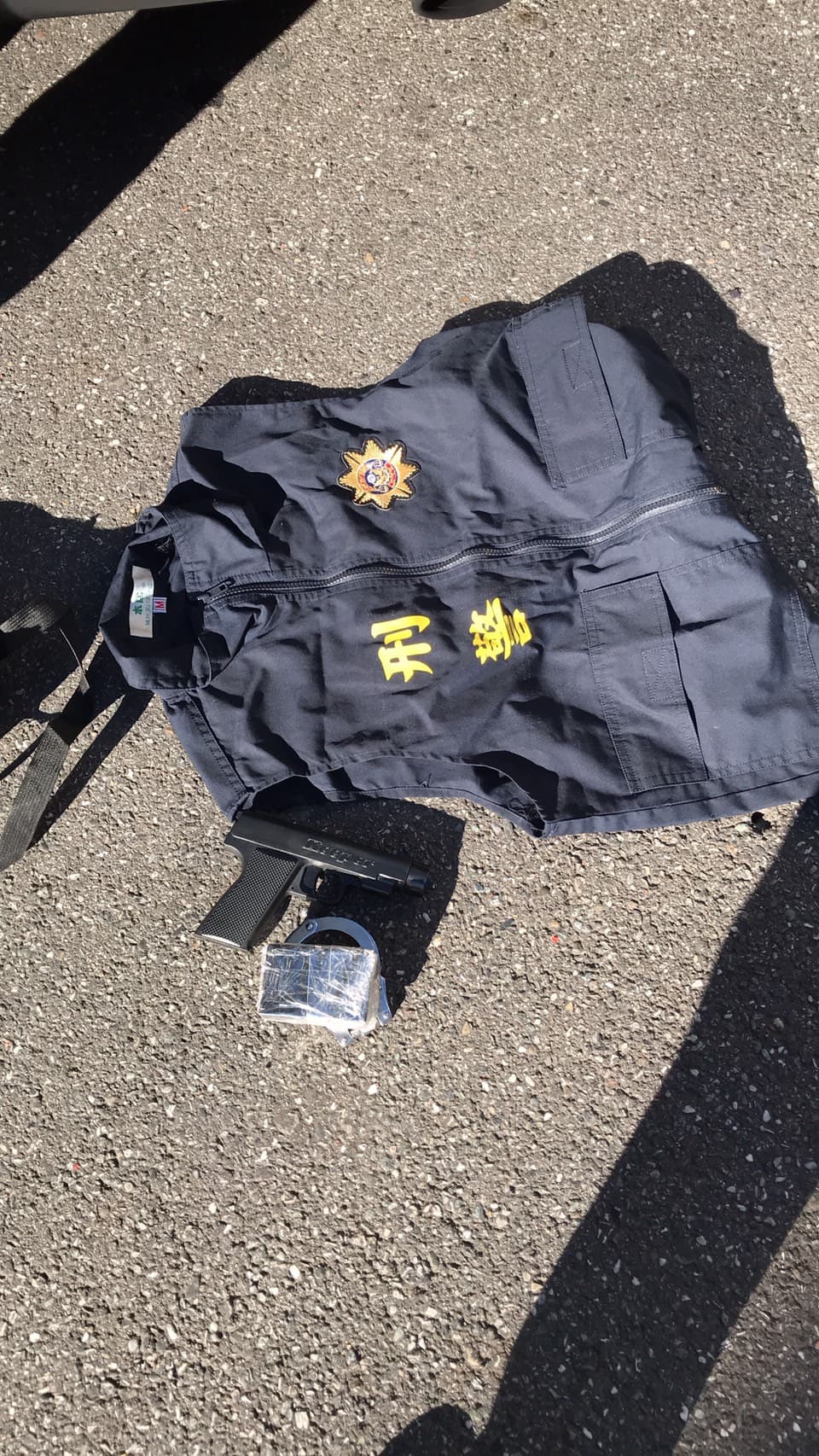 警方查扣假刑警背心、玩具槍等證物。（翻攝畫面）