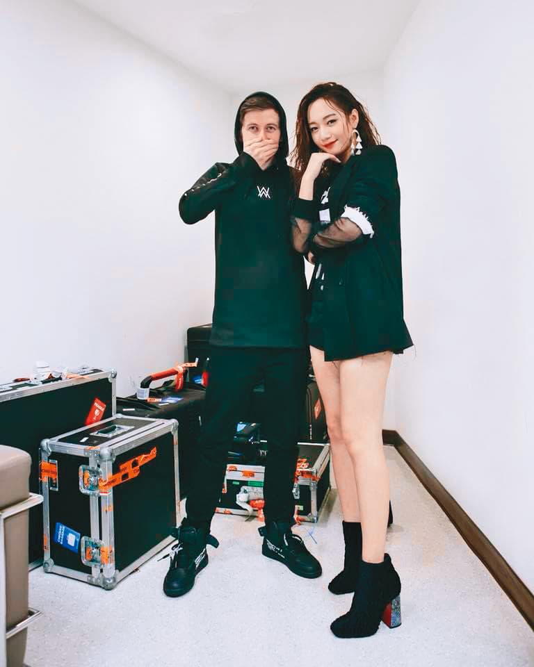 去年1月，吳卓源在KKBOX風雲榜舞台上，與知名電音DJ Alan Walker（左）同台，那段影片在YouTube有破1億2千萬次的點閱。（翻攝自吳卓源臉書）