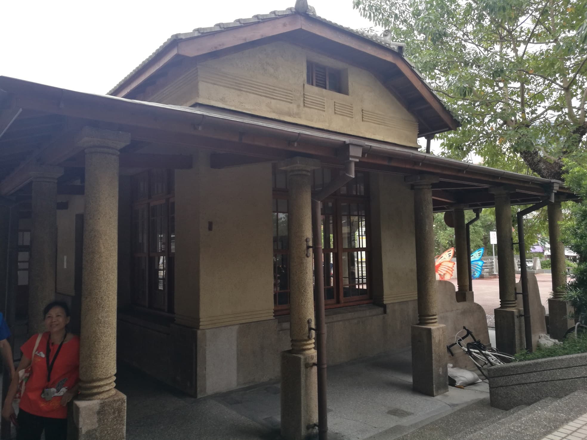 山佳車站融合日洋式風格，有著「切角頂」屋頂。