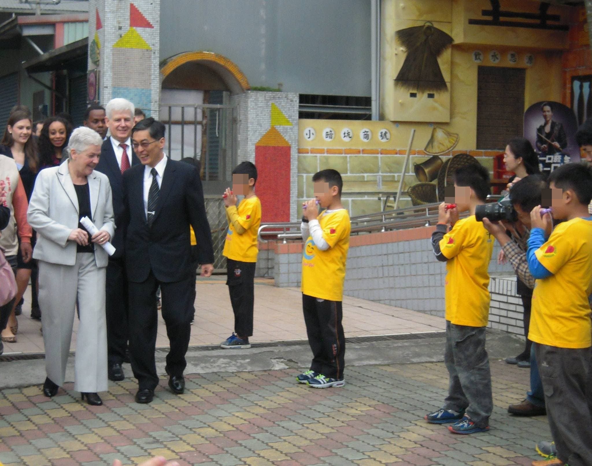 時任美國環保署長麥卡錫（Gina McCarthy，白衣者）2014年4月曾來台訪問。（翻攝自美國在台協會臉書）