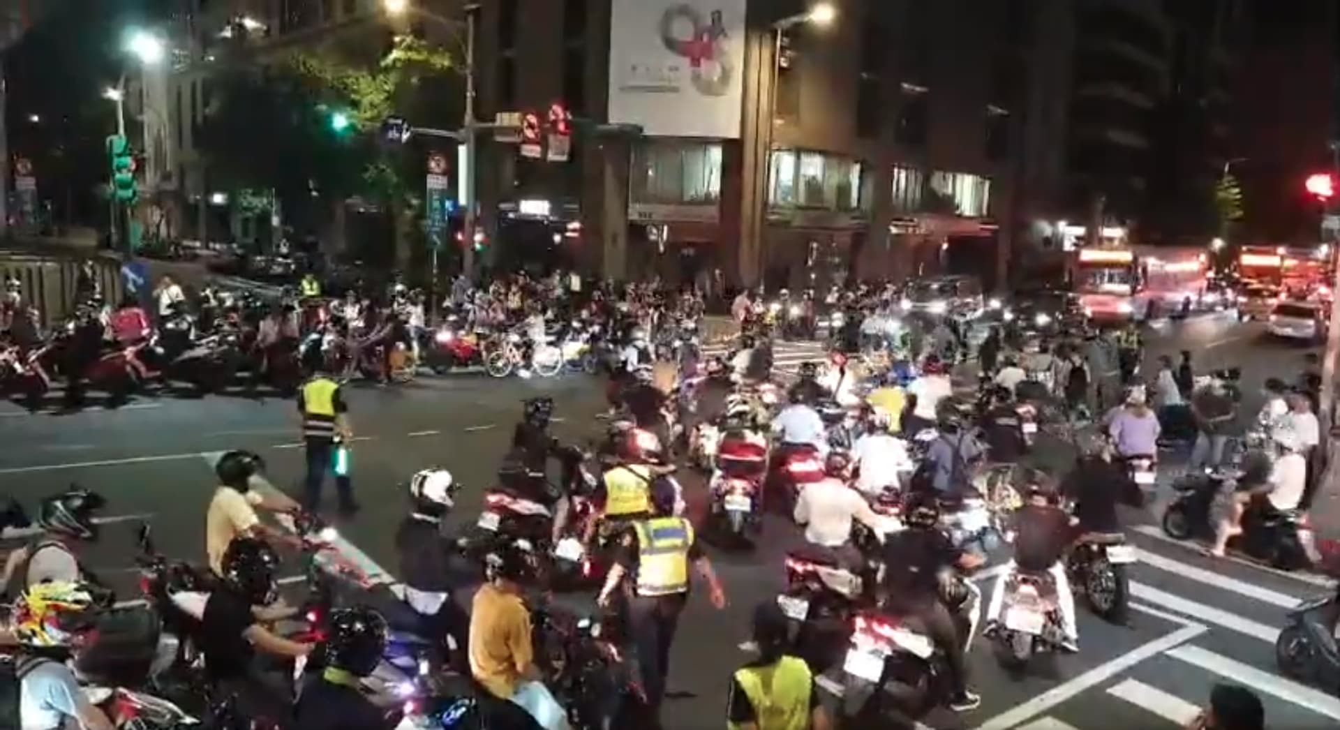 台灣機車路權促進會兩度舉辦「待轉大富翁」，抗議兩段式左轉。（翻攝自台灣機車路權促進會臉書）