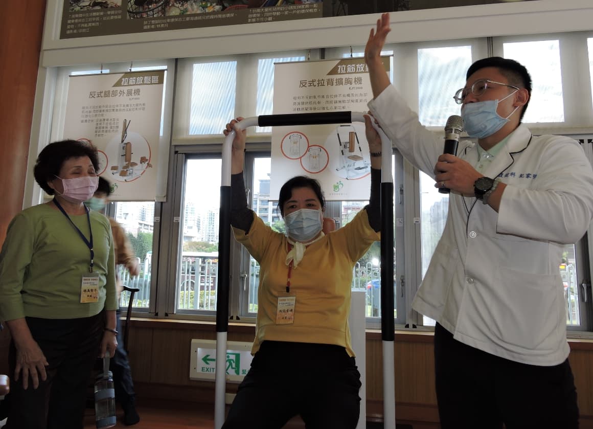 銀髮族在「有FU長照站」可獲得專業身心健康諮商。（慈濟提供）