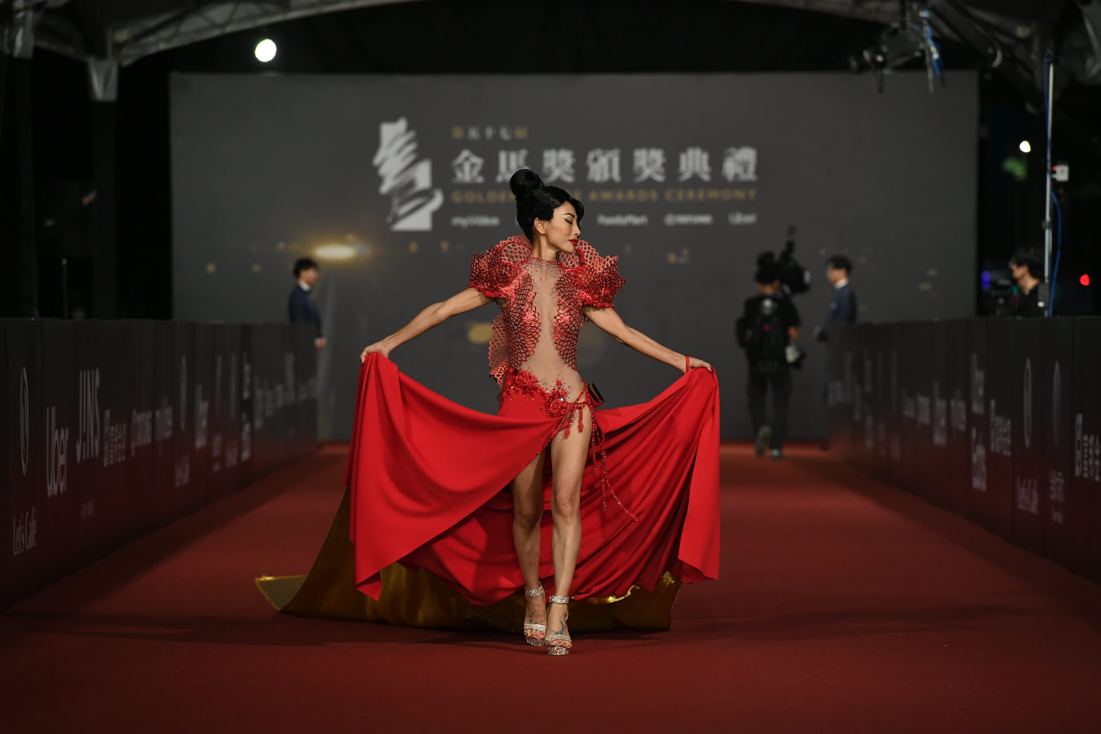 紅毯上白靈擺出各種姿勢，把整條紅毯當成她的表演場。  (金馬執委會提供）