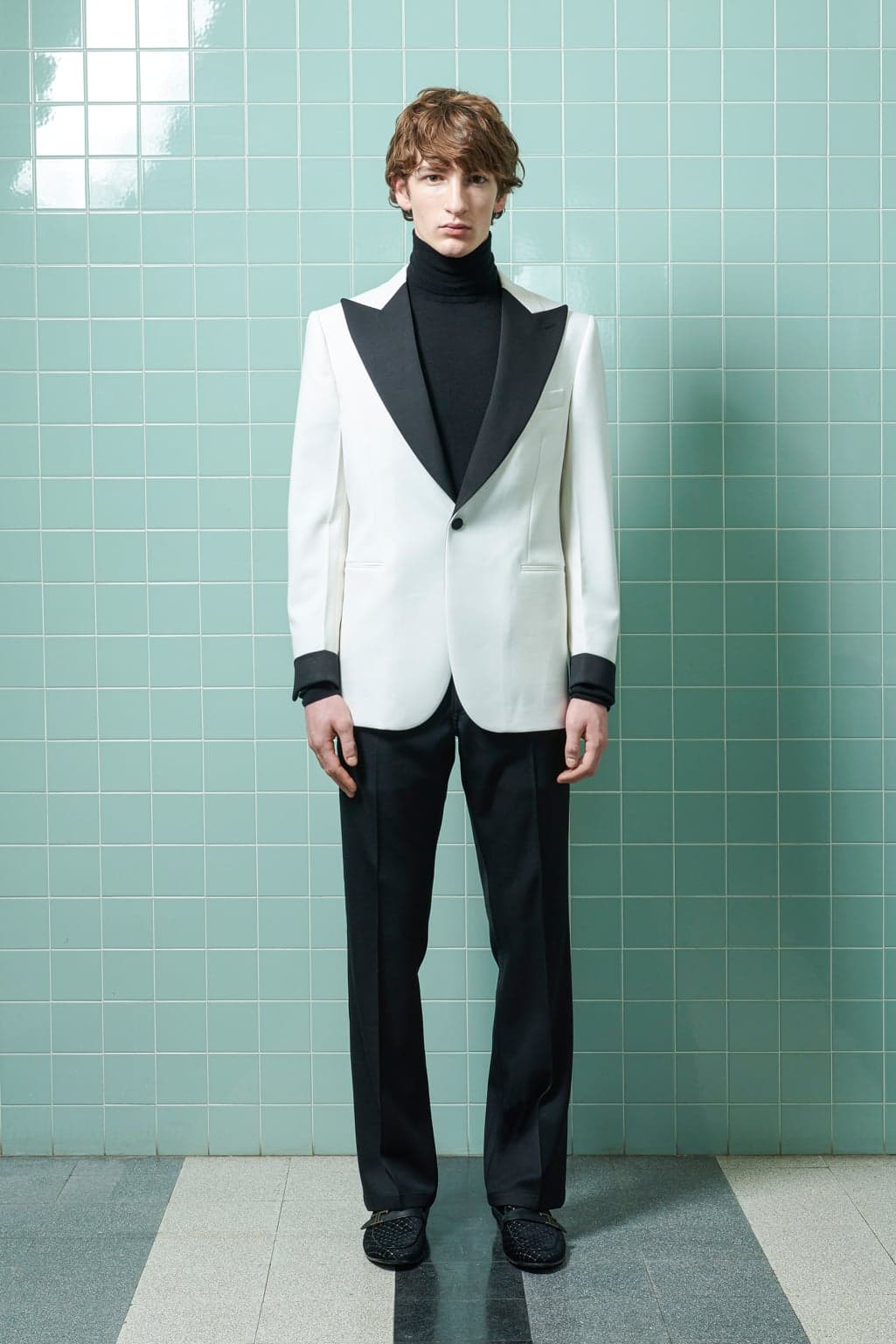 TOD’S以豆豆鞋聞名於世。林柏宏身上的TOD’S大領片晚宴服，圖為原品牌的秀款搭配。（翻攝自Mr. 布雷蕭臉書）