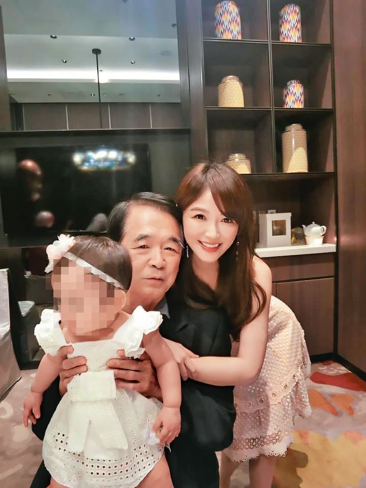 王應傑（中）相當疼愛子女孫兒，因此談起婚姻話題，在親情與愛情中間顯得兩難。右為女兒王怡仁。（翻攝王應傑臉書）