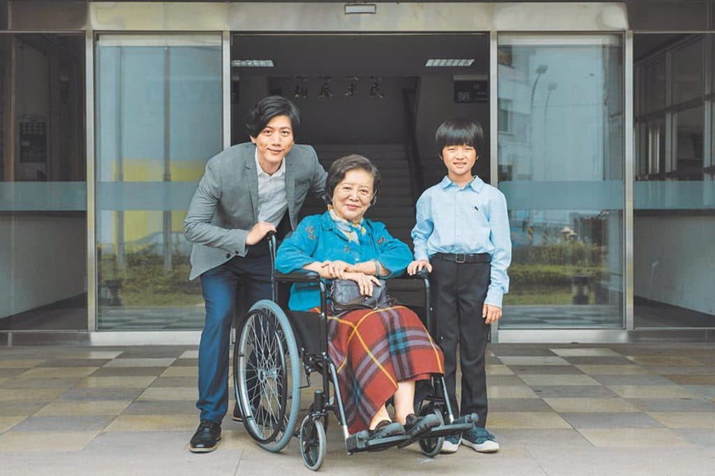 《親愛的房客》的「假全家福照」，三人各自帶著不同想像的笑容，凸顯了那岌岌可危的幸福。莫子儀以本片獲得最佳男主角，陳淑芳獲最佳女配角。（牽猴子提供）