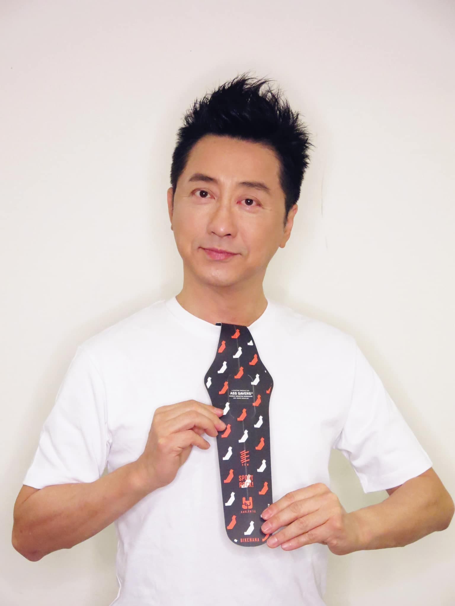 庾澄慶與現任妻子育有一子一女，對老婆也呵護備至。（翻攝自庾澄慶臉書）