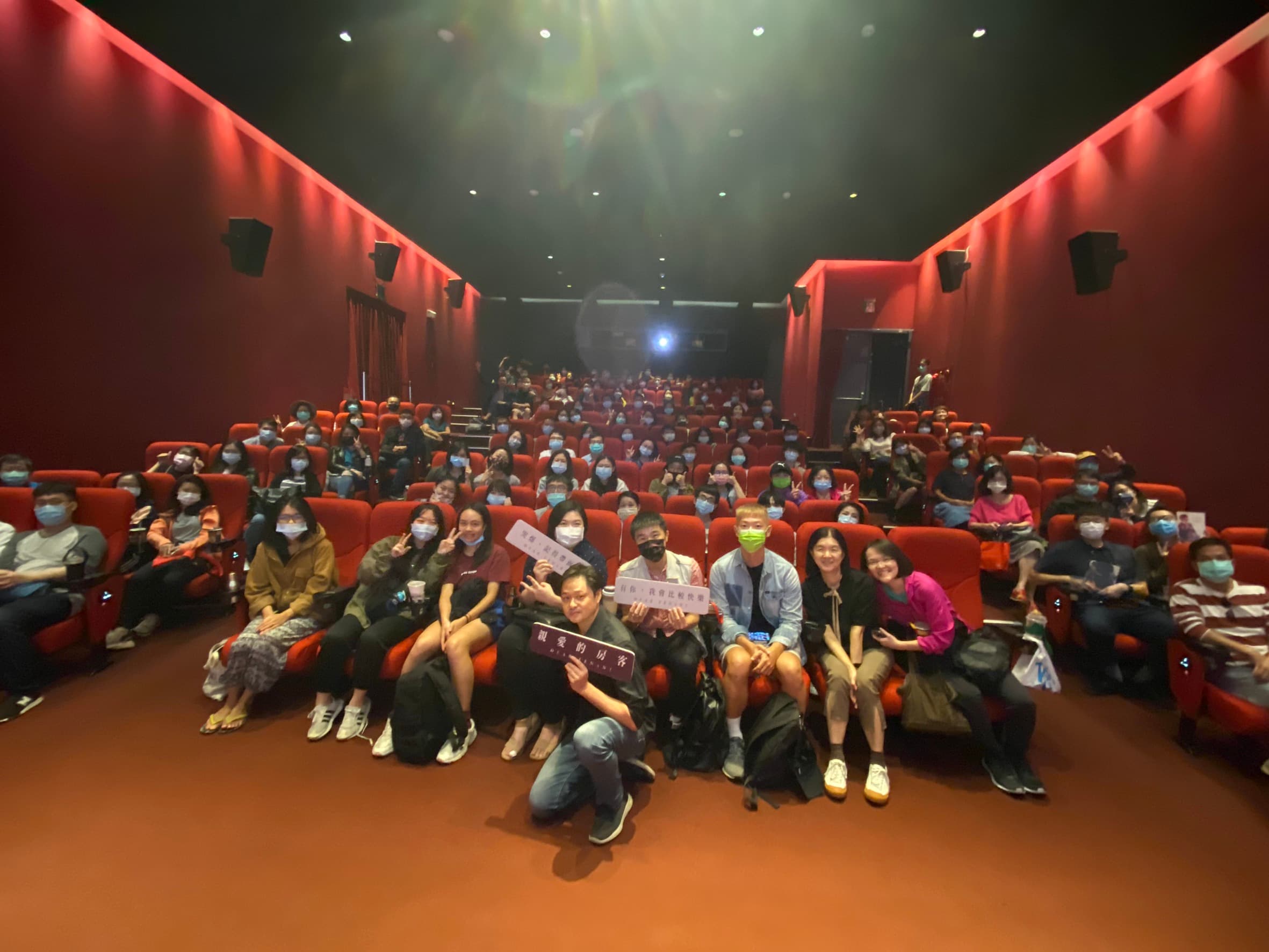 導演鄭有傑勤跑映後，如今《親愛的房客》票房已近2500萬。（牽猴子提供）