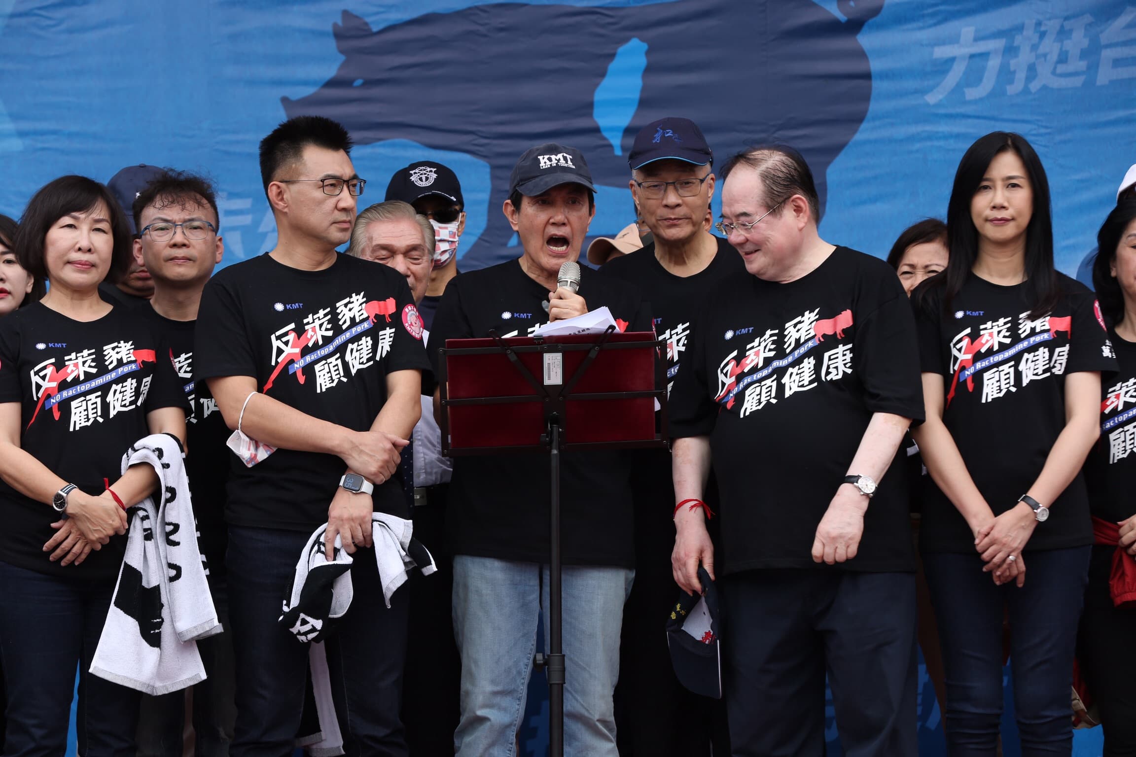 國民黨主席江啟臣在秋鬥遊行向蔡英文總統下戰帖，公開在電視上辯論萊豬，前總統馬英九也聲援。