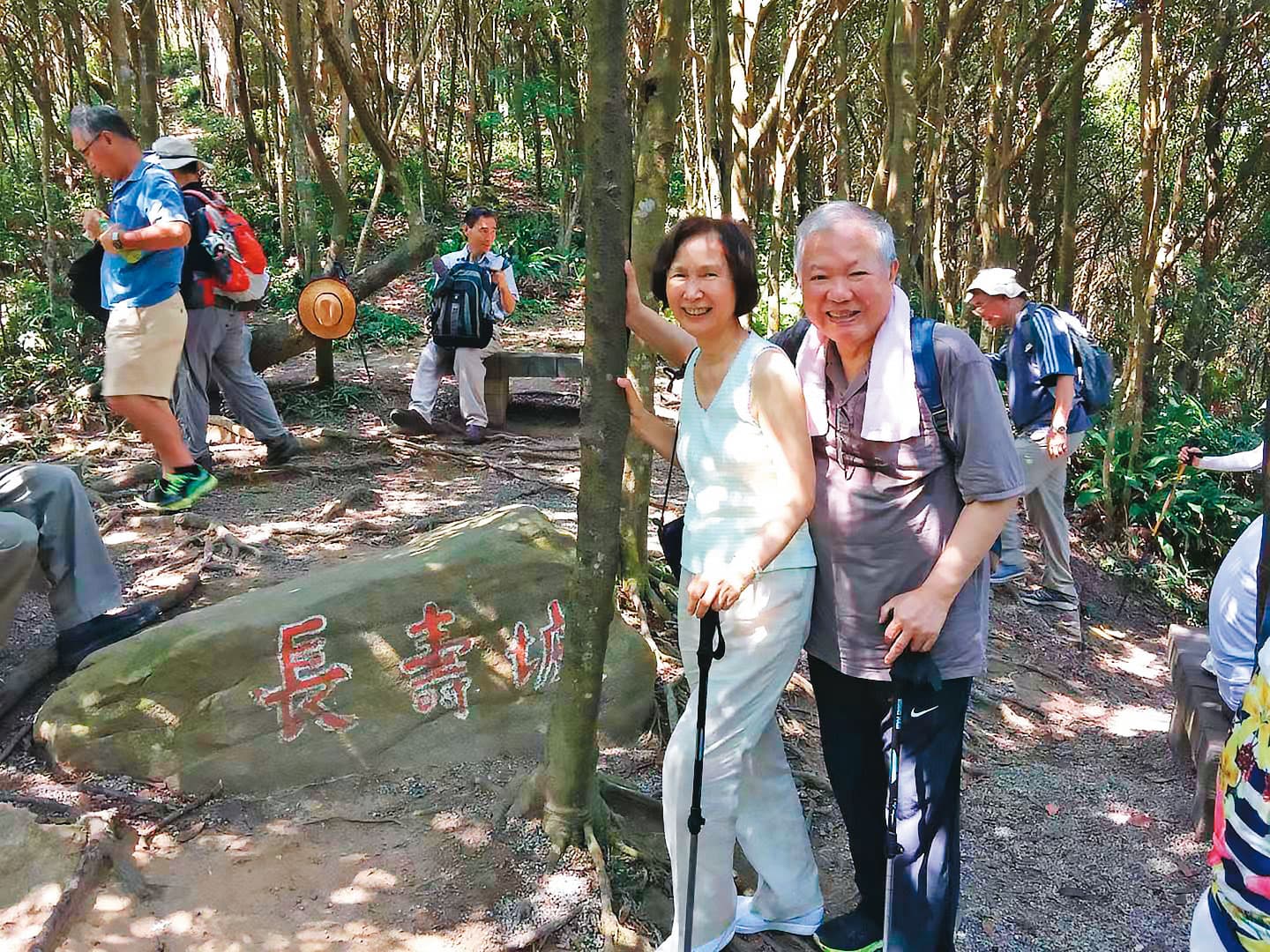 何壽川（右）和張杏如（左）注重養生，假日相約爬山運動。（張杏如提供）