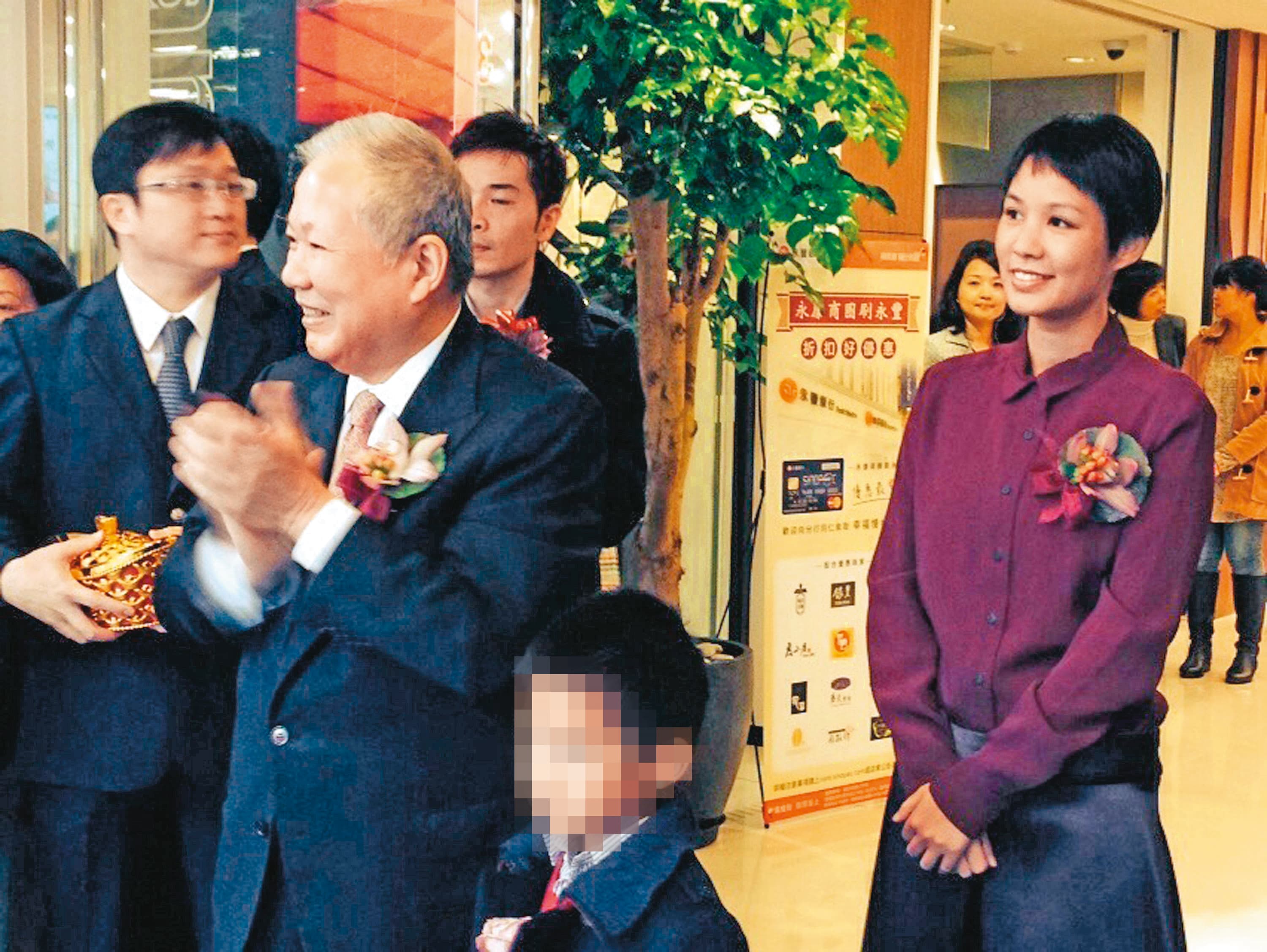 何壽川在看守所收押期間，女兒何奕佳每天親自送飯菜，後來才改由張杏如接手。（中央社）