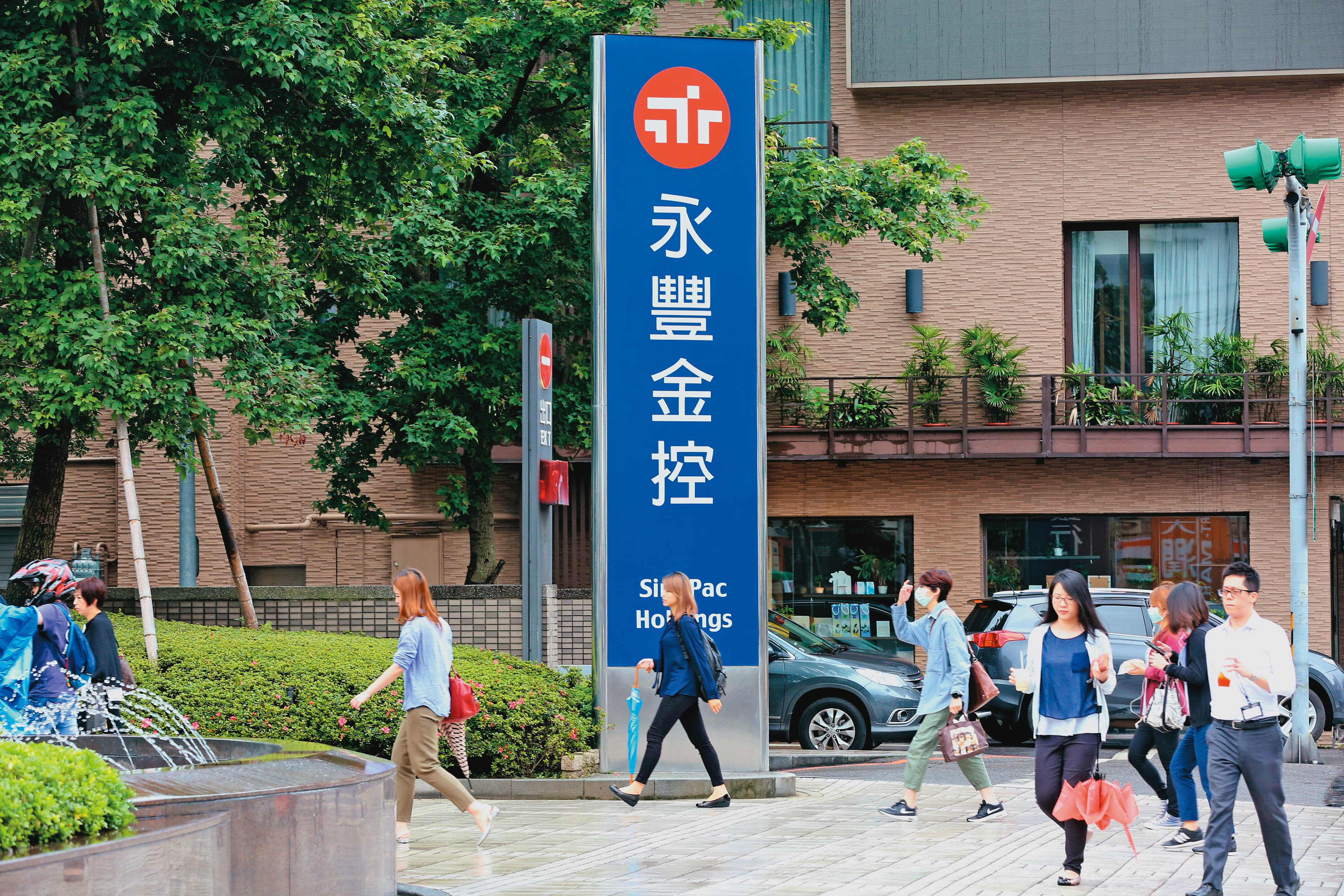 永豐金2017年爆出三寶案後，何家因此退出董事會。
