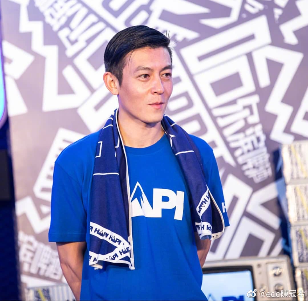 陳冠希趁余文樂捲入政治紛爭時,賣衣服賺一手。(翻攝自陳冠希微博)