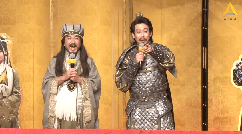 因記者會現場只有兩名演員，大泉洋（右）現場要求記者不准中途離場，還抓包有攝影晚開機。（翻攝自AMUSE YouTube頻道）