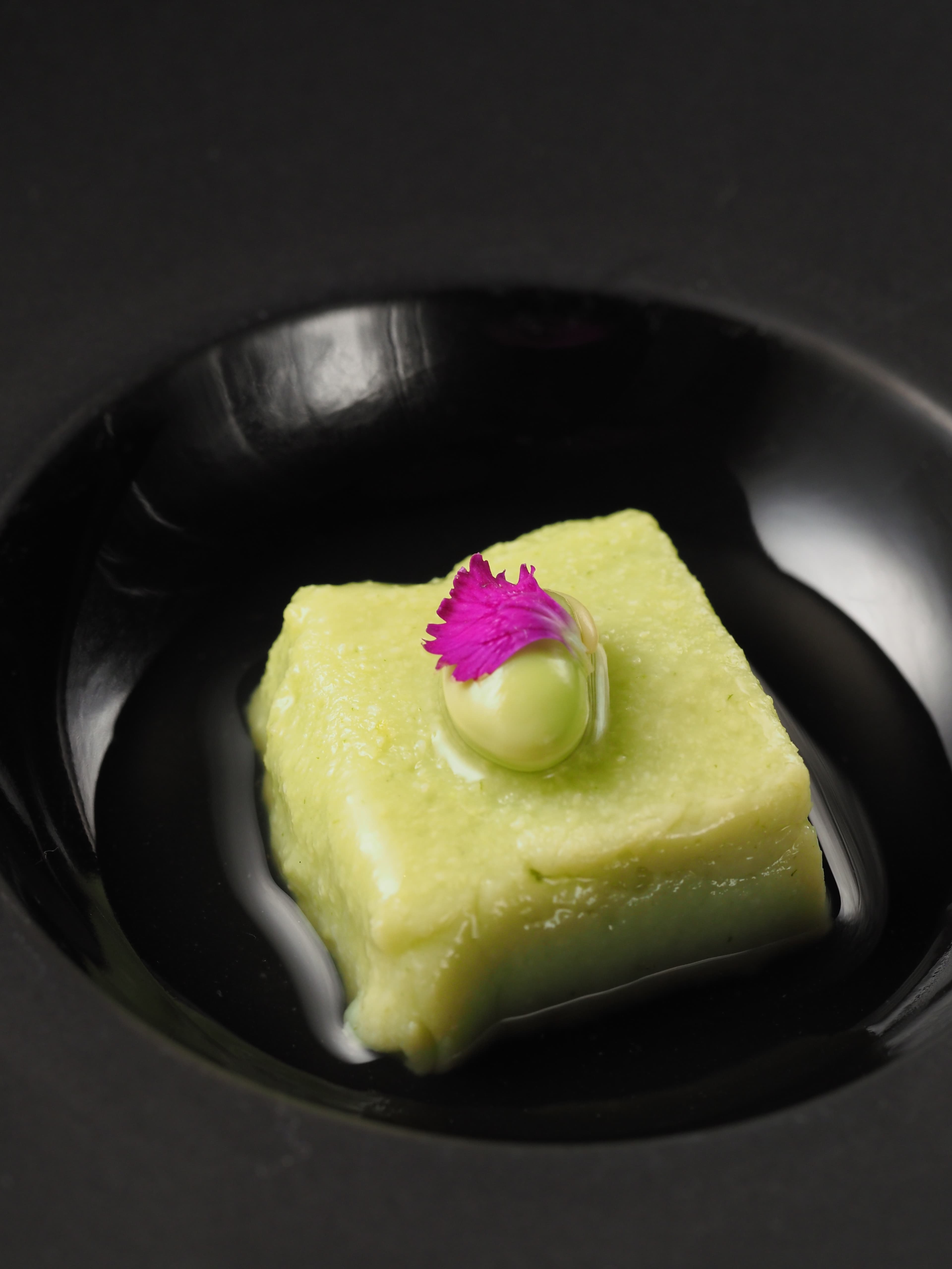 毛豆和蕨粉煉成的「枝豆豆腐」Ｑ中有豆香，還藏著海潮氣，原來是加了鮑魚肝高湯。（套餐菜色）