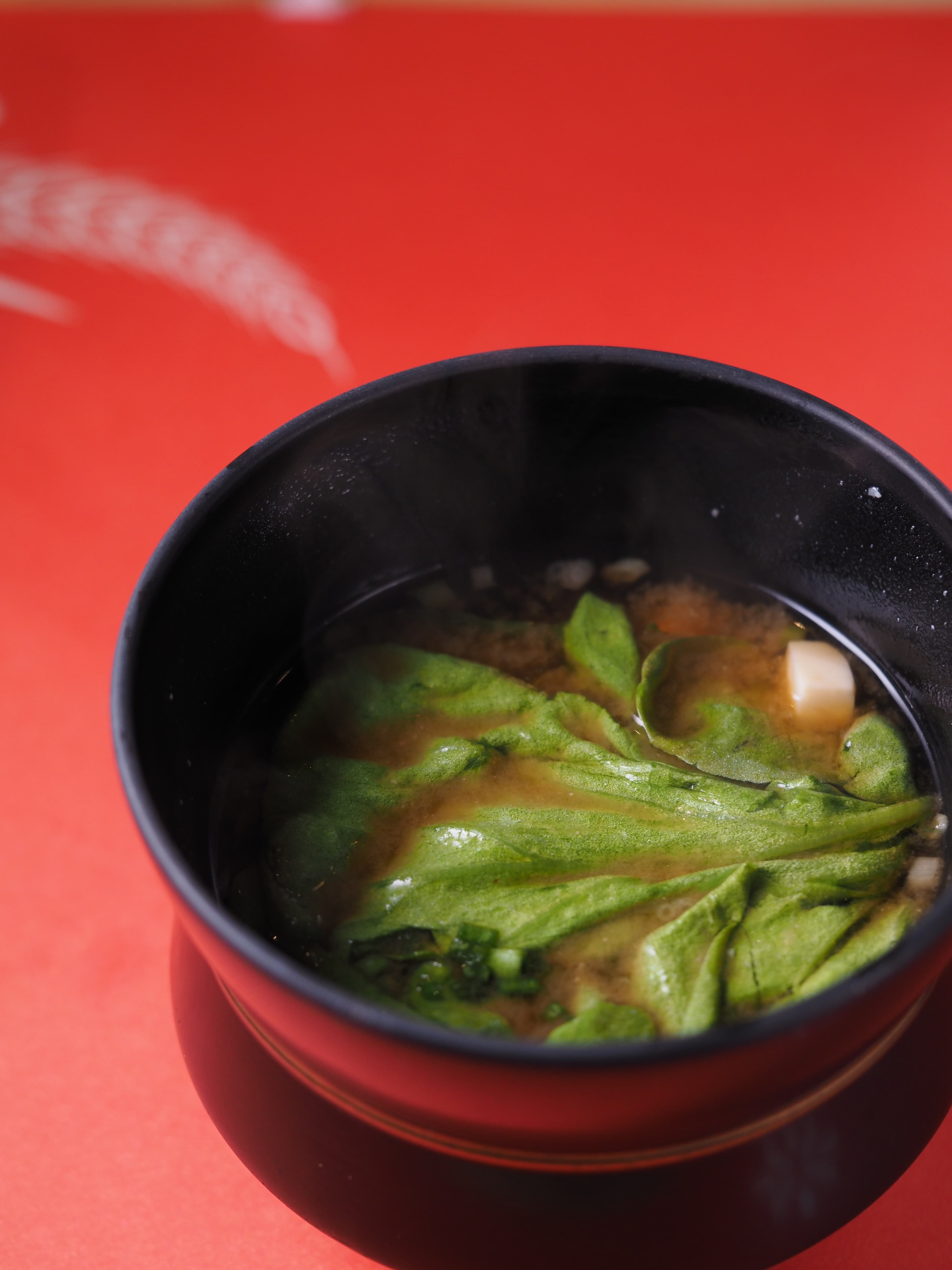 尾聲的吸物頗認份，三種紅白味噌調出層次，配上當季茼蒿。