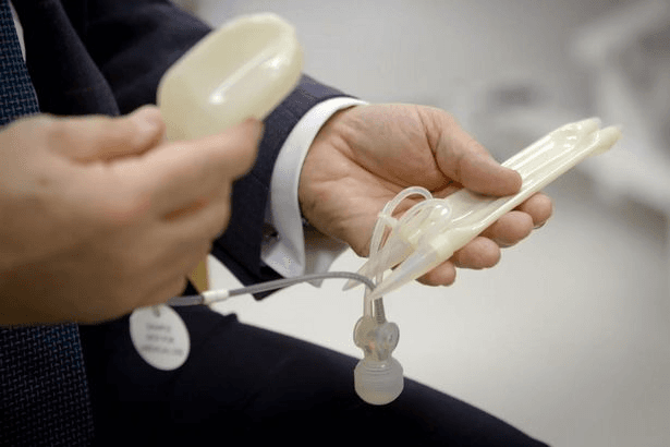 用來幫助斯坦普勃起的幫浦和管子。（翻攝自《Shopping For A New Penis》）