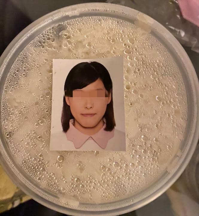 一名網友深夜叫外送，結果多一張大頭貼。（翻攝自Expat Hong Kong臉書）