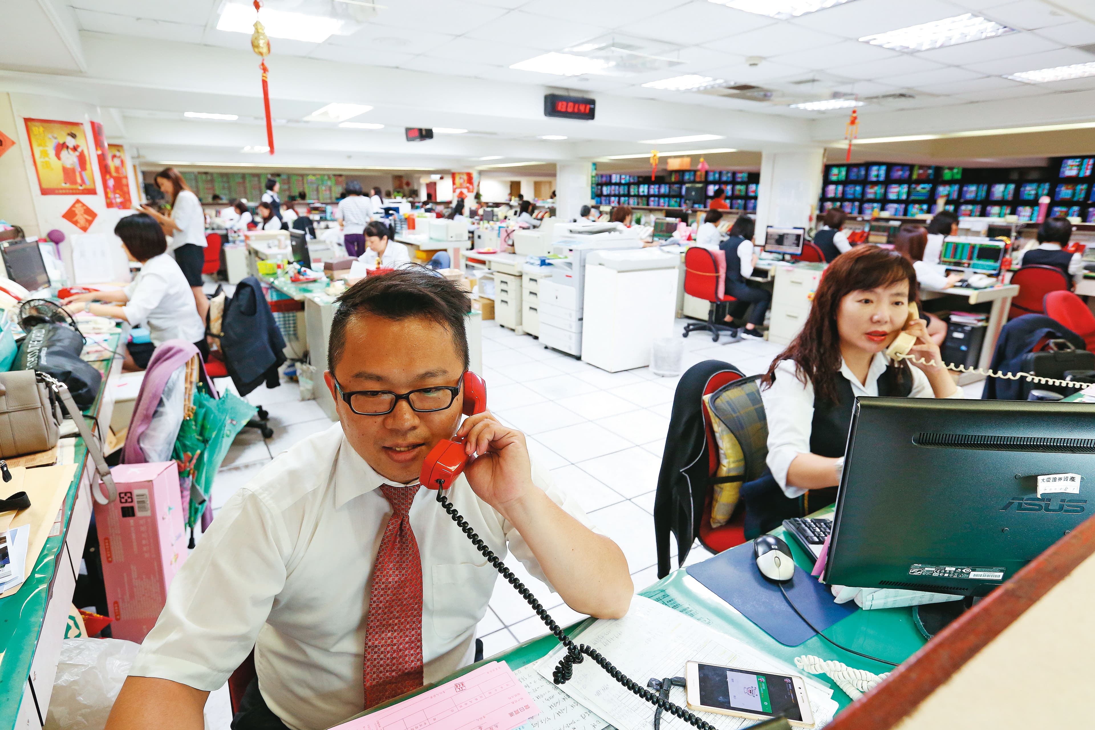 2020年證券市場開戶數創新高，且年輕人開戶數增加，投資台股成全民運動。