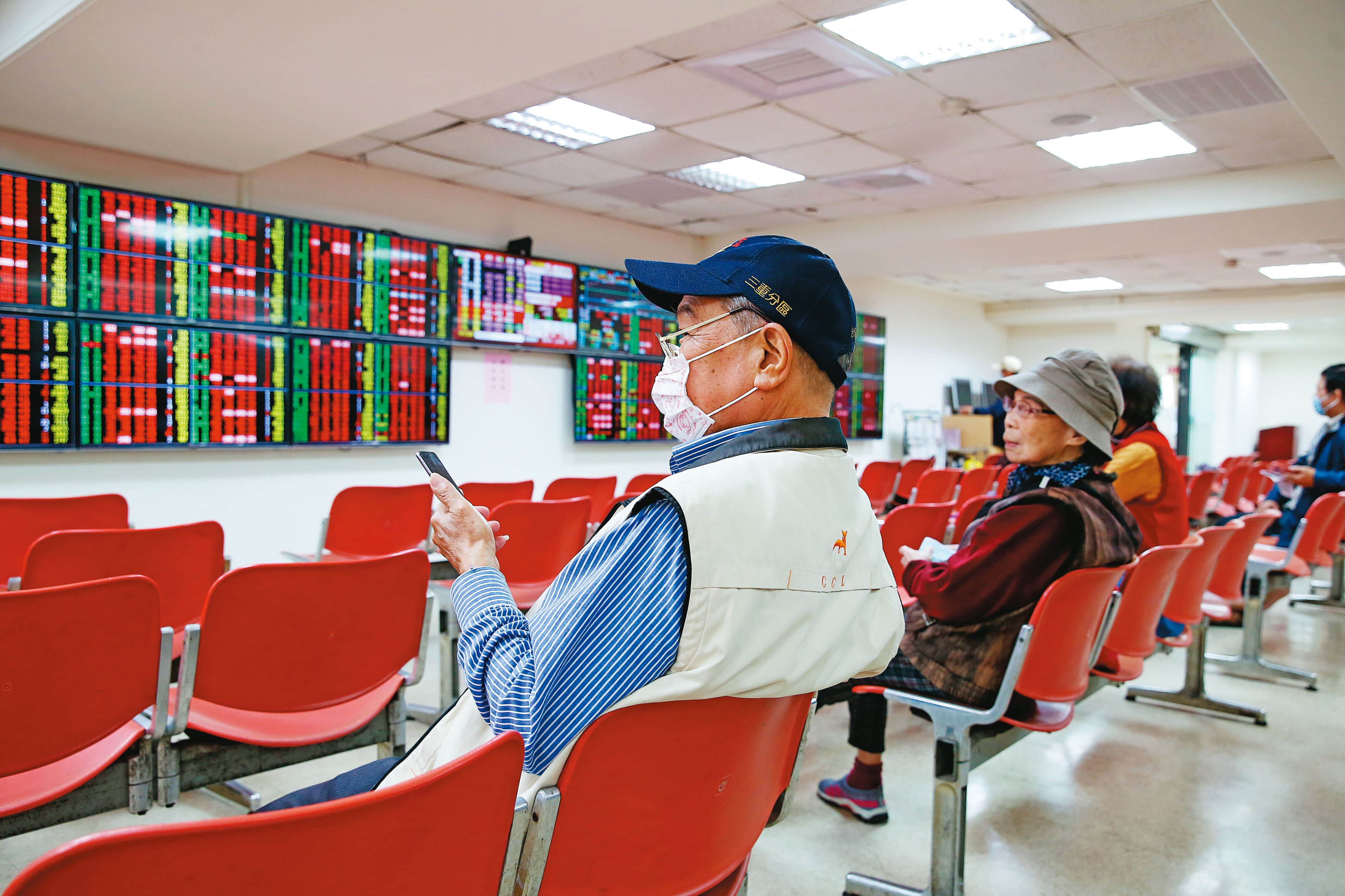 2020上半年台股基金表現不俗，平均報酬率達7.96%，績效超越大盤。