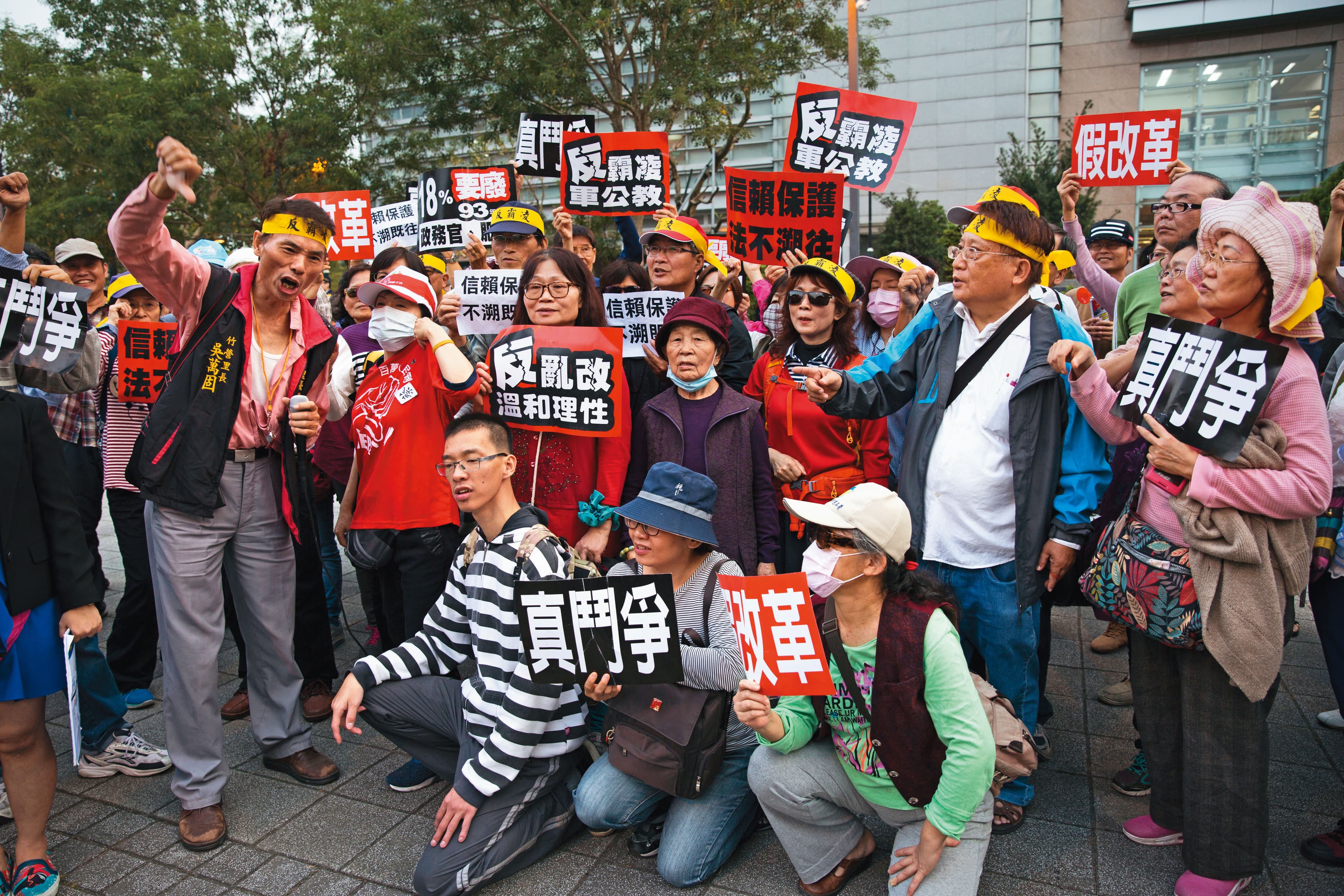軍公教年改衝擊許多人的財務狀況，及早規劃才能不受影響。（資料照片）