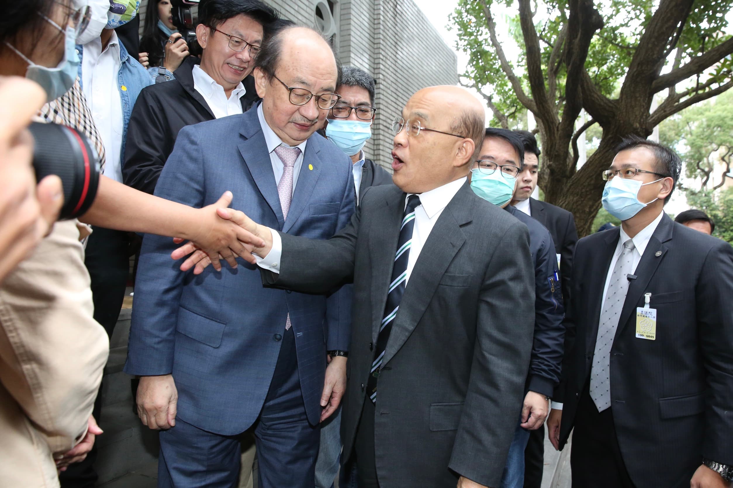 民進黨團總召率領黨籍立委到議場後方迎接行政院長蘇貞昌。