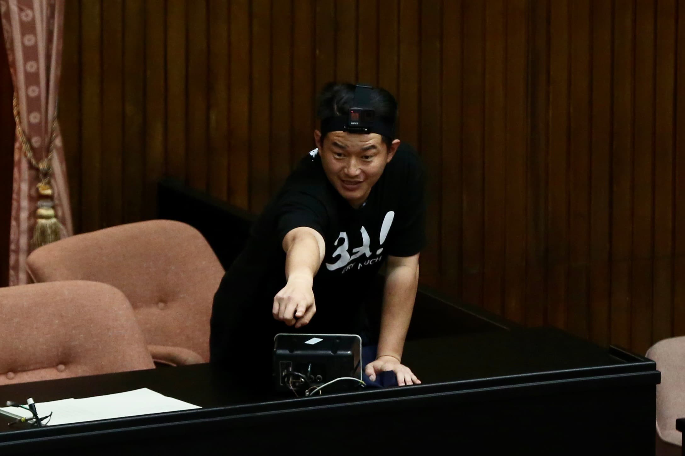 基進黨立委陳柏惟頭帶Gopro攝影機，為議事攻防蒐證。