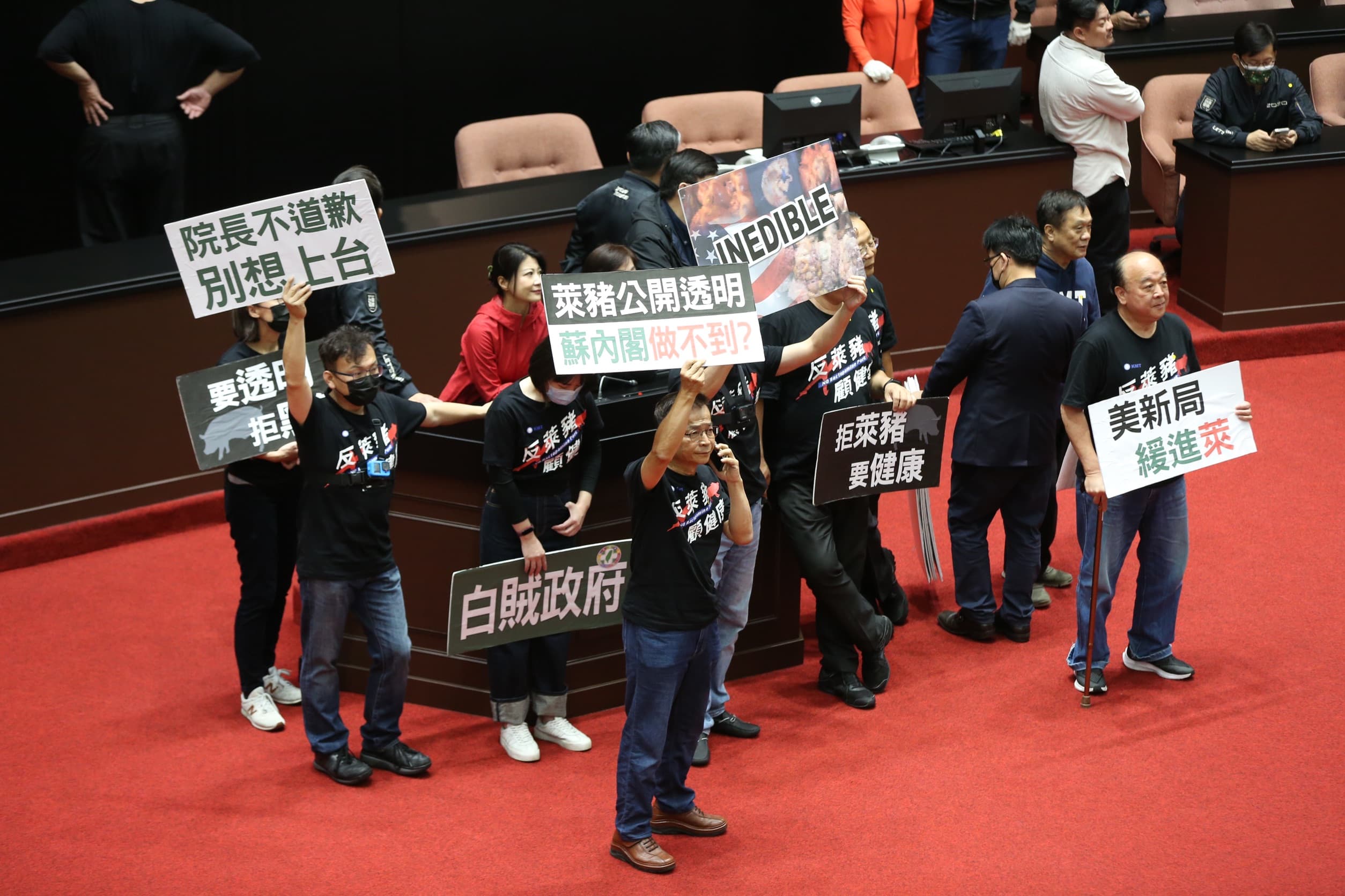國民黨團再次於議場上舉標示，要求蘇貞昌道歉。