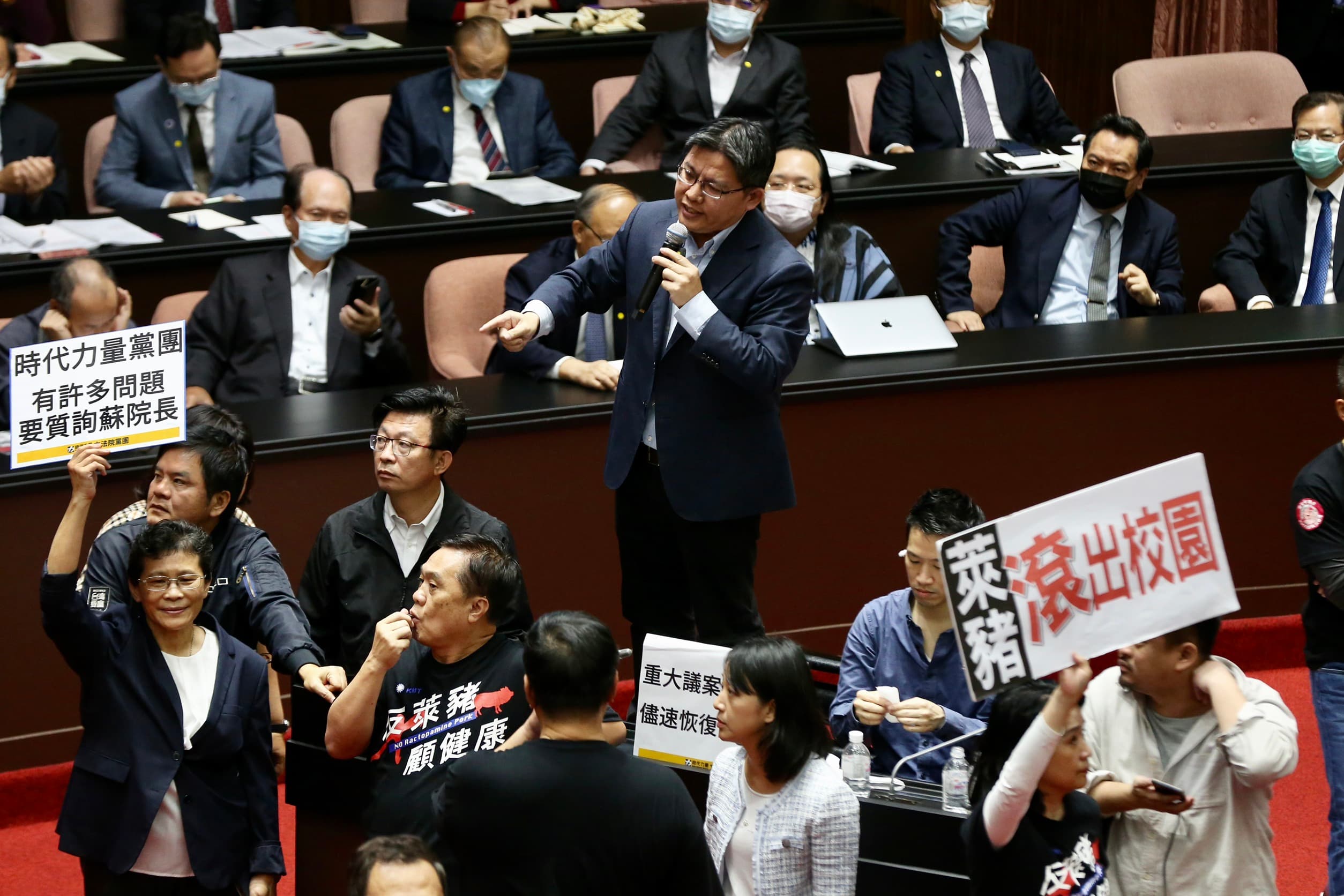 邱顯智上台質詢卻遭國民黨立委干擾，無奈只能在混亂中質詢。