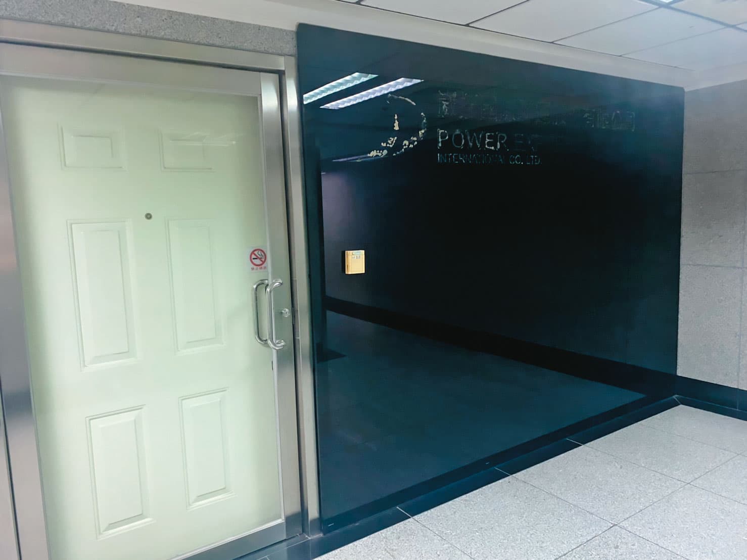 李佳霈與前夫創立的崴捷航運公司因積欠龐大債務，原址已人去樓空。