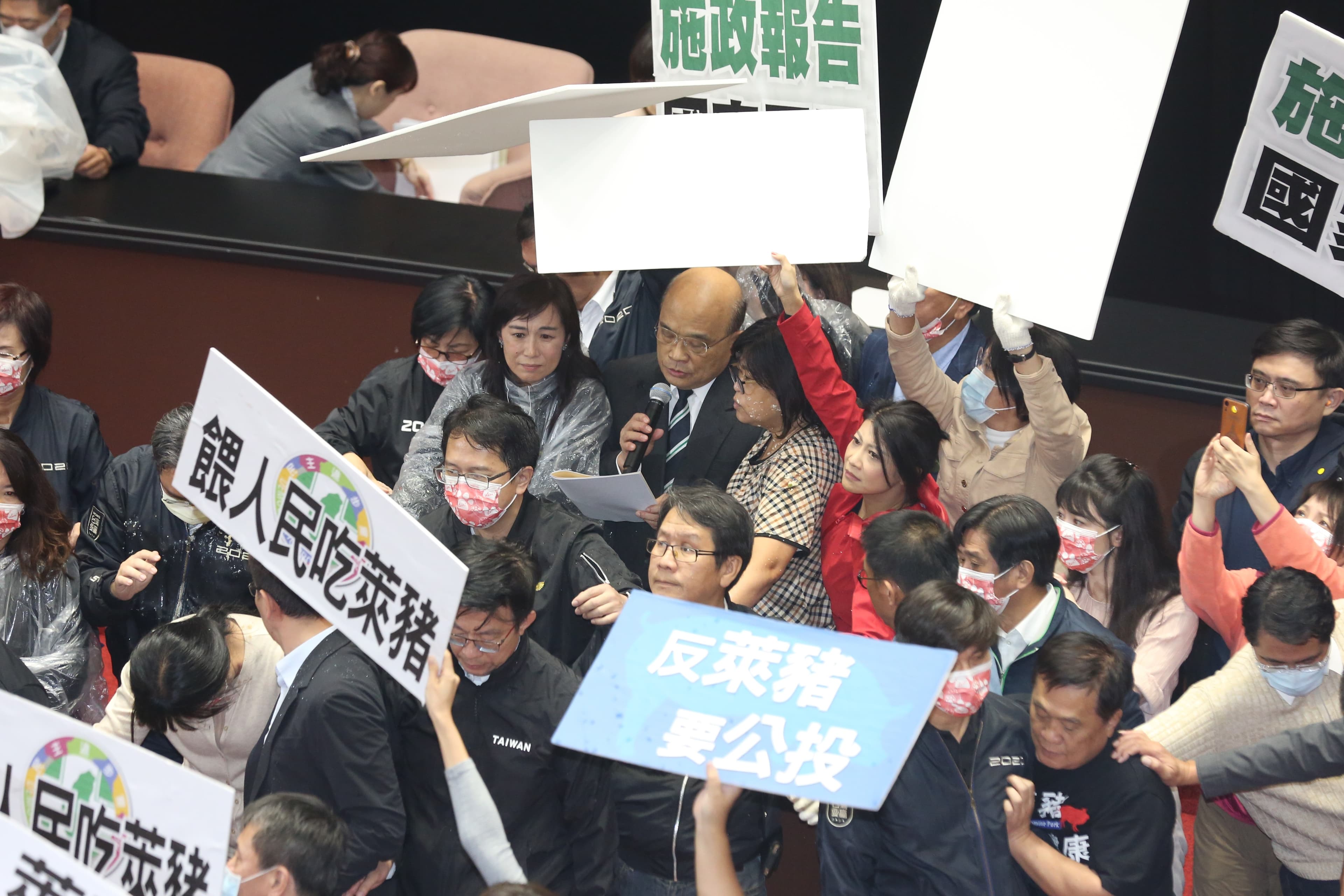 國民黨團晚間發聲明反擊，強調用豬雜碎潑議場，是為突顯蔡政府的施政無能，以及突顯基層小市民的無奈，「剛好而已」。