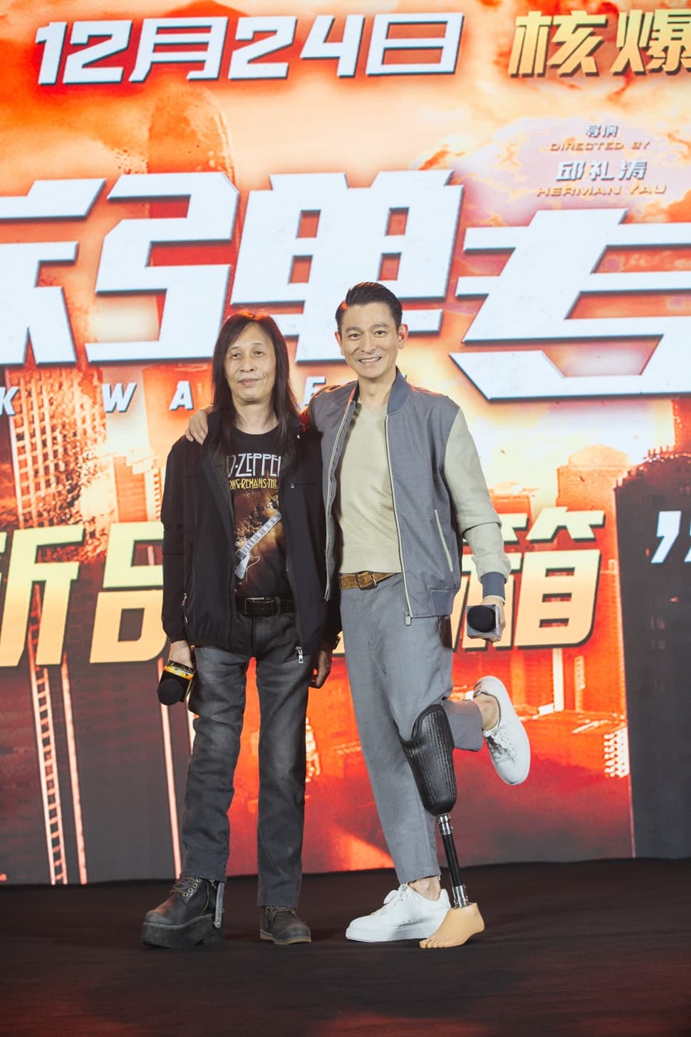 劉德華近日在大陸為電影《拆彈專家2》跑宣傳，左為導演邱禮濤。（華映提供）