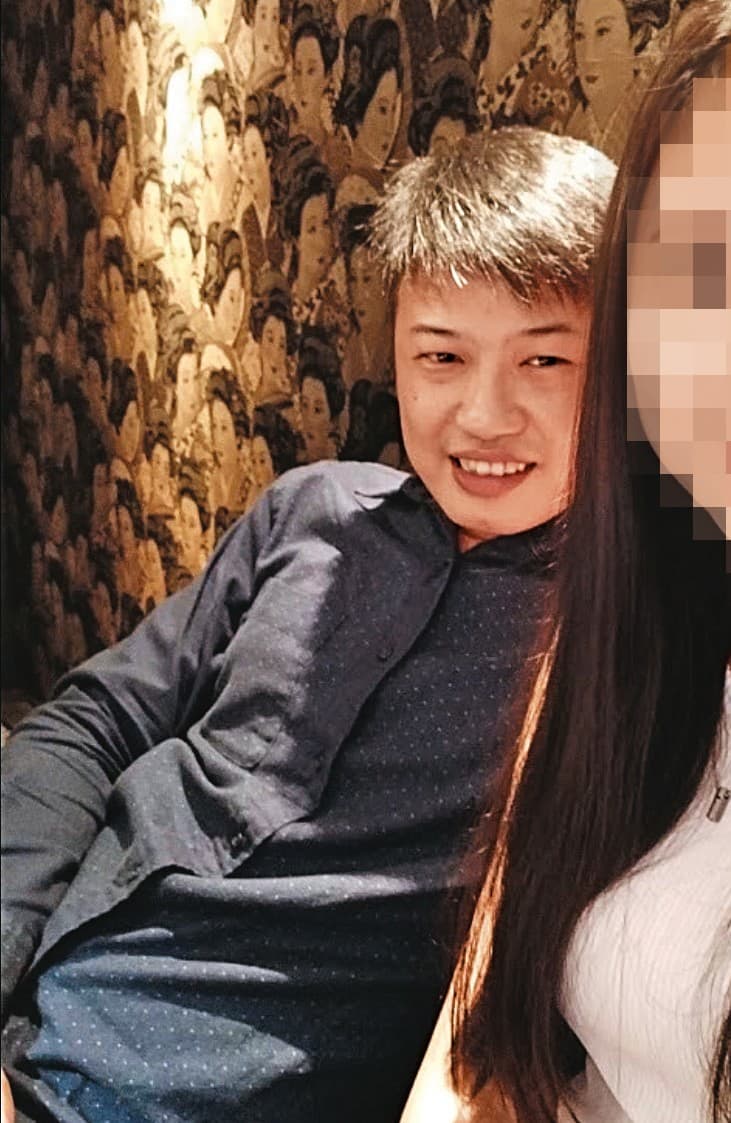 假富豪楊震豪（左）還傳自稱跟女友（右）的合照取信小安。（讀者提供）