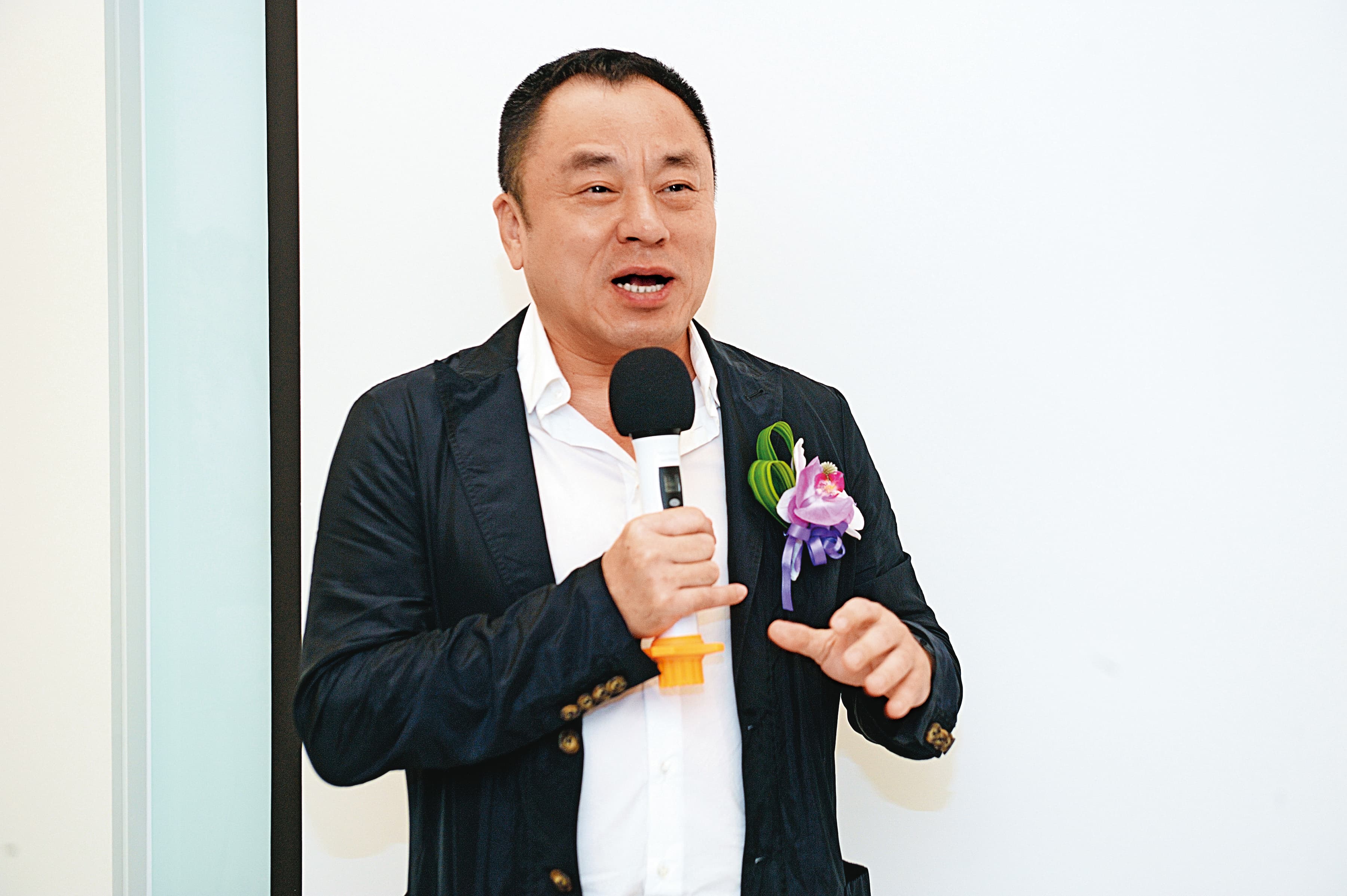 已婚的李世聰在2年前被媒體直擊與時任寒舍集團董事長賴英里同遊日本，引起各界議論。
