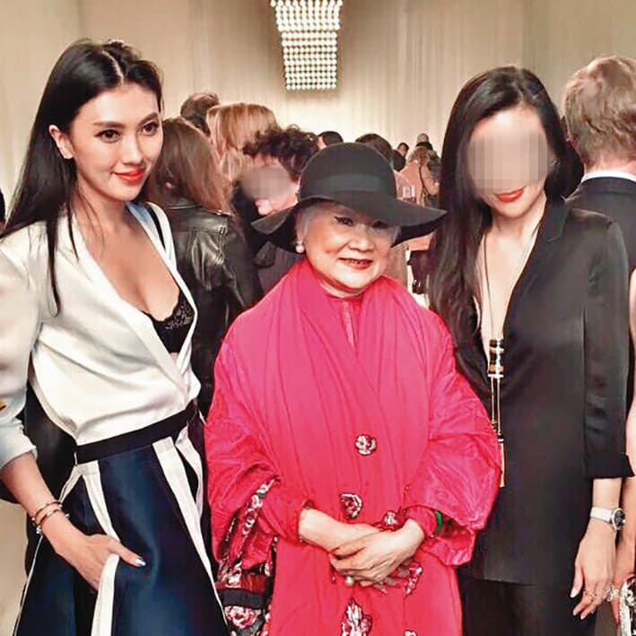  打著人氣名媛網紅的Doris（左），熱愛時尚活動，曾在party遇上王效蘭（中）也不忘合照po社群網站。（翻攝Doris ig）