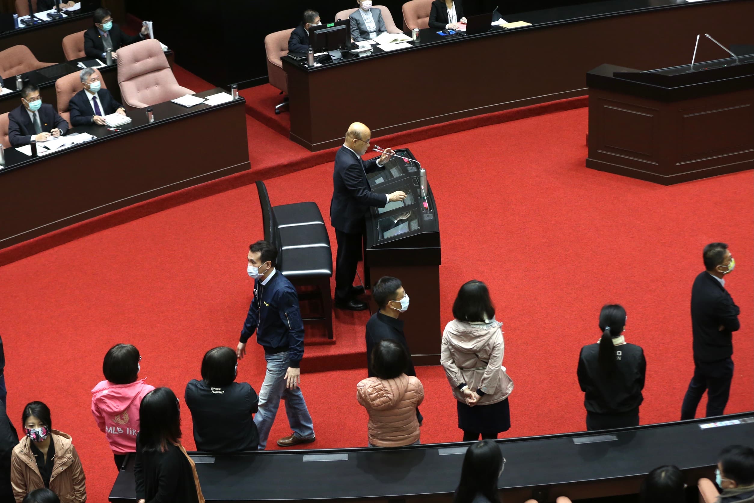 民進黨立委在蘇貞昌備詢時，仍在備詢台附近待命。