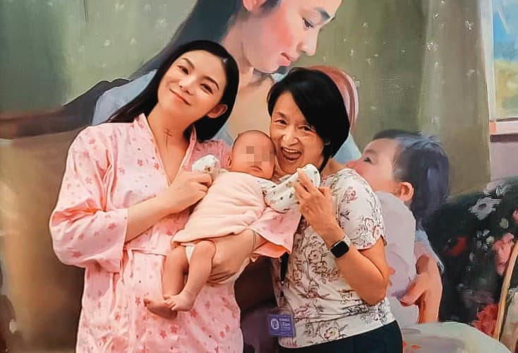 歐陽靖能熬過新手、偽單親媽媽的辛苦日子，母親譚艾珍幫忙很大。（翻攝自歐陽靖・裏東京生存記臉書）