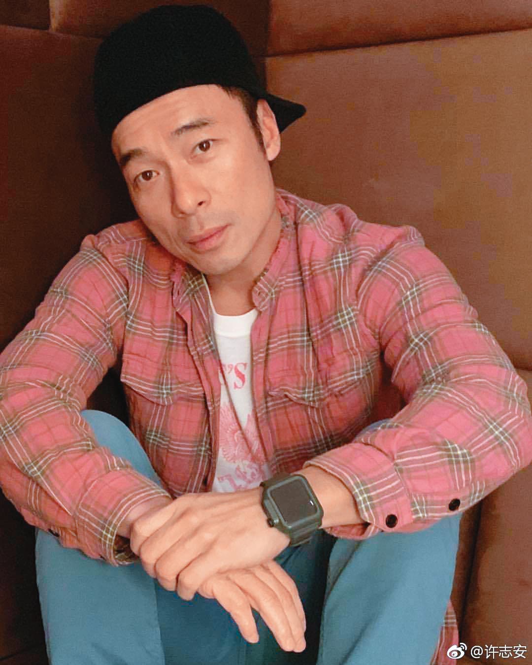 許志安背著老婆鄭秀文，偷吃小21歲的港姐黃心穎，至今未全面復工。（翻攝許志安微博）