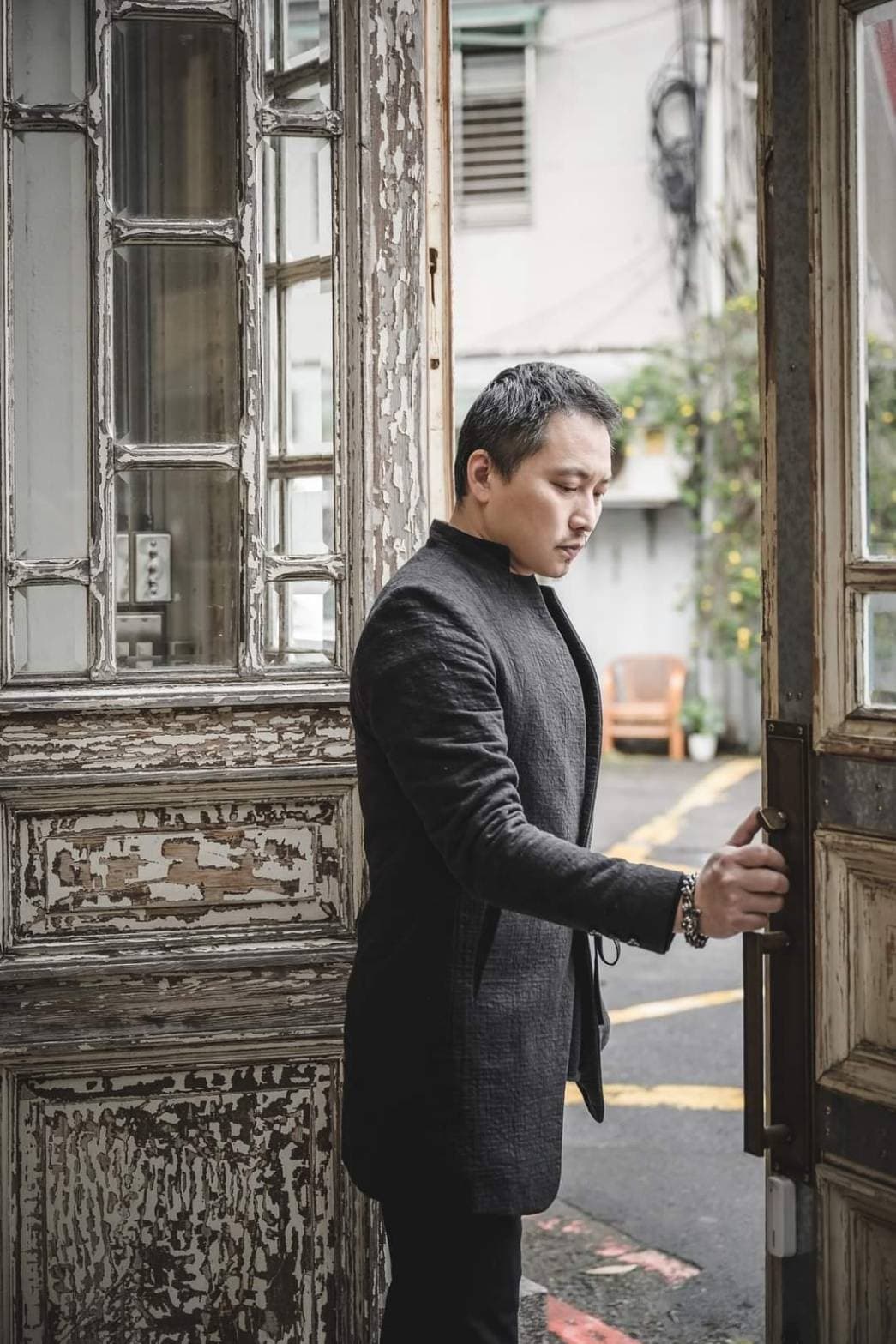 錢人豪開的咖啡廳擺設不少古董家具，古色古香氣息讓許多藝人聞風而至。（松露文創提供）