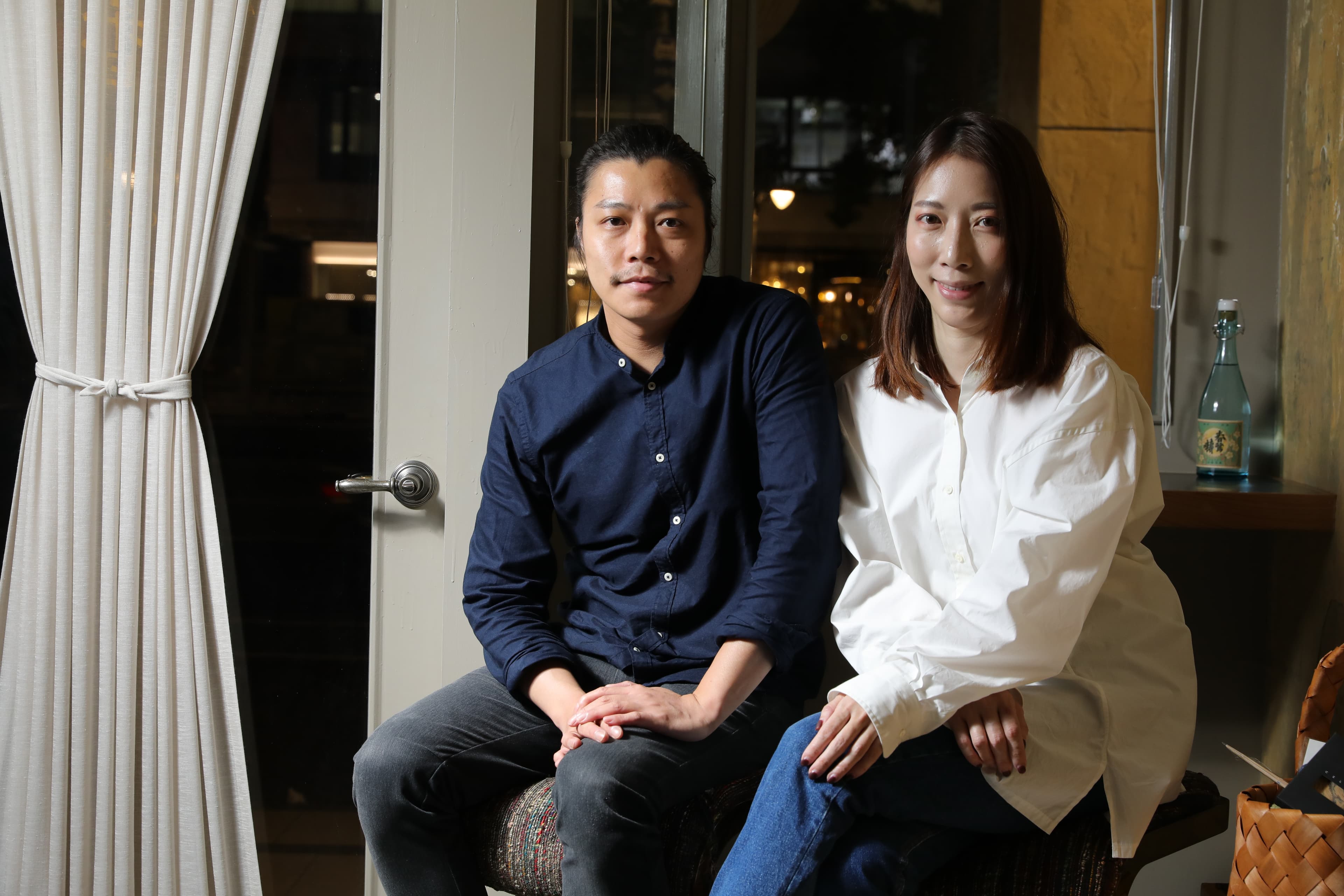 主理人邱鈞煥（左）、林孟璇（右）會一同試飲挑選清酒，特別喜歡有記憶點的酒款。
