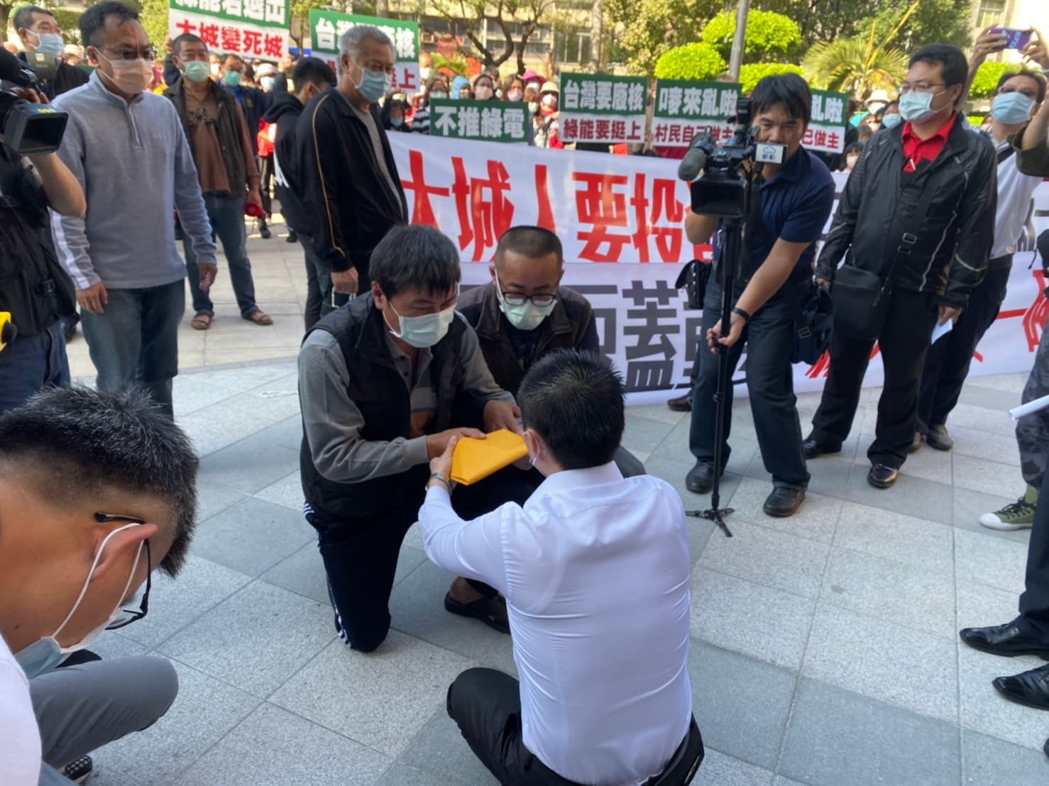 大城鄉經濟自救會上百名成員今聚集彰化縣政府門口遞交陳情書。（讀者提供）