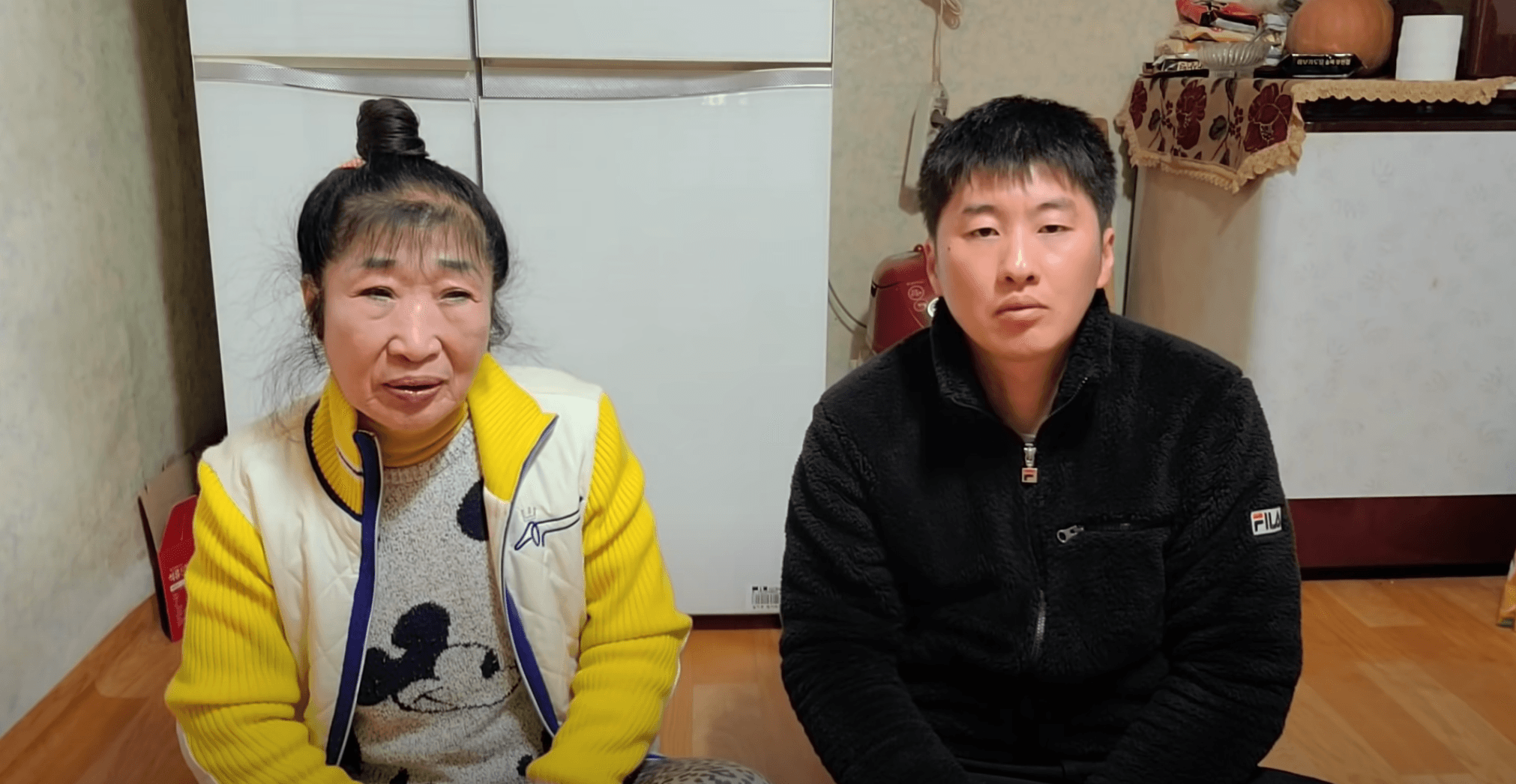 波仔(右)表示妻子(左)其實已經73歲。(翻攝自YouTube@다정한부부)