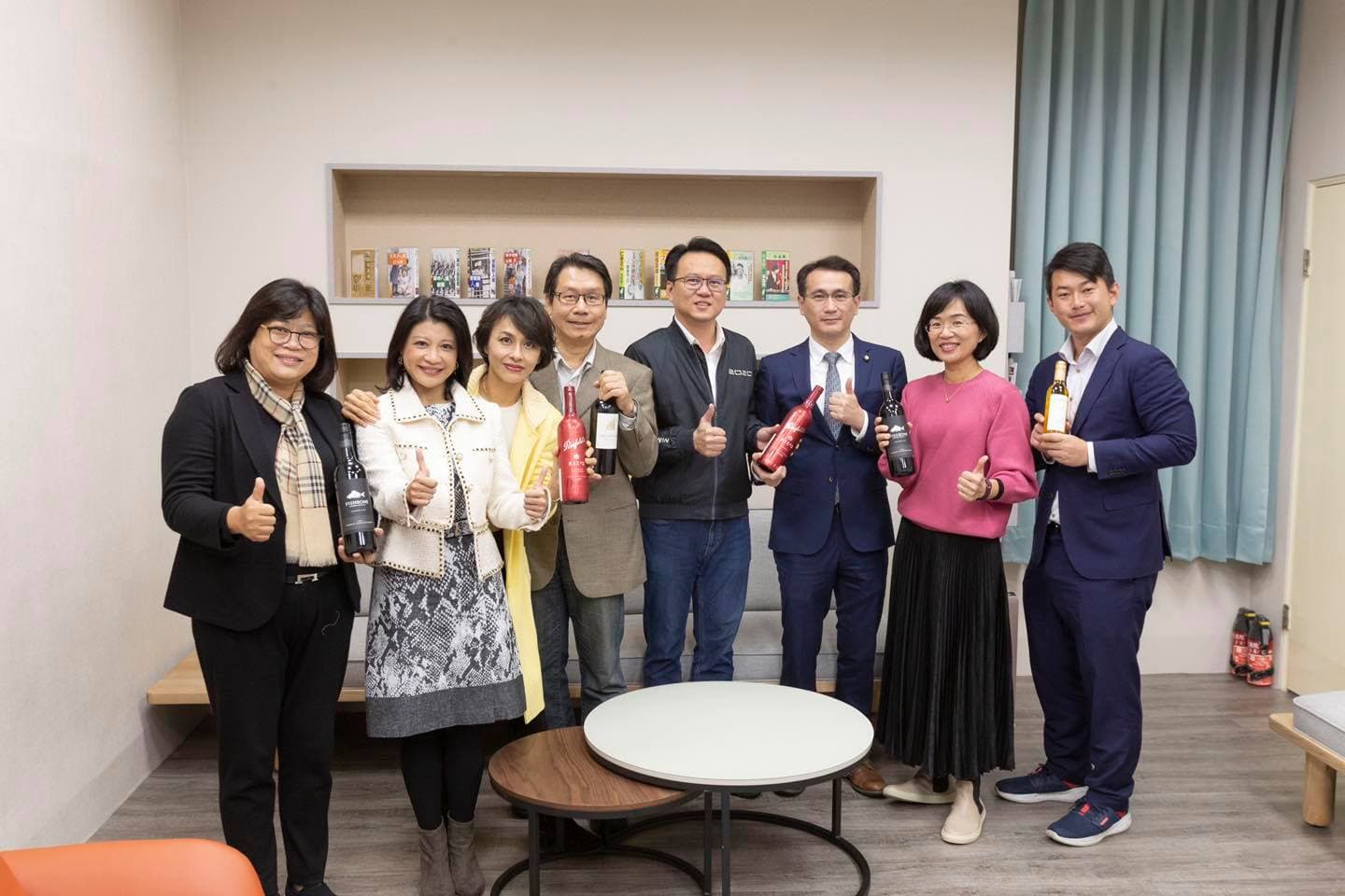 邱議瑩於臉書po文，呼籲大家購買澳洲葡萄酒「抵抗專制」。（翻攝自邱議瑩臉書）