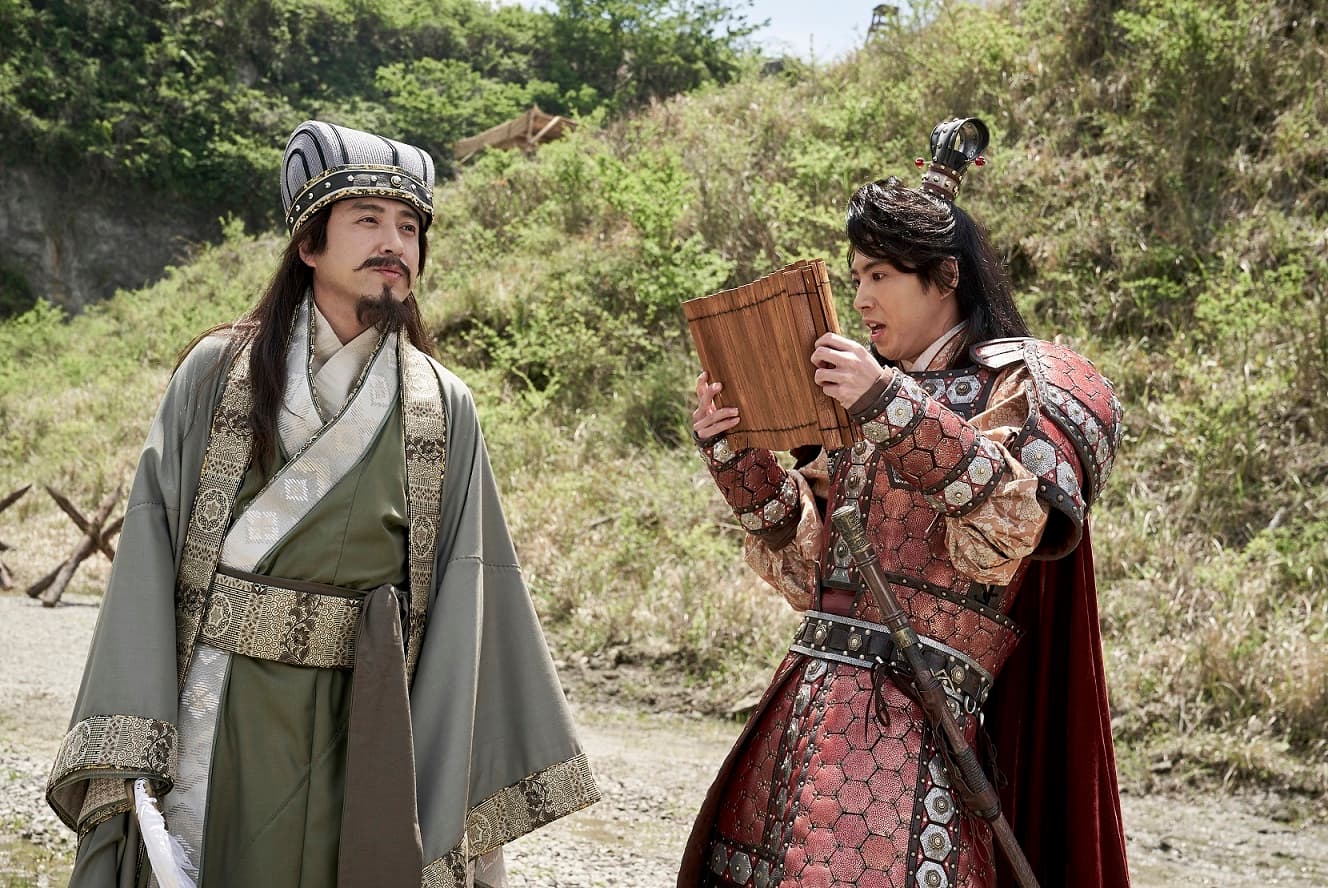 室剛（左）在片中飾演孔明，賀來賢人則是周瑜，兩人下周四都將以連線方式現身世界首映。（車庫娛樂提供）