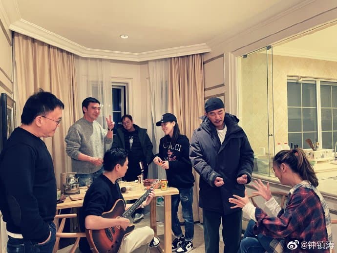 鍾鎮濤邀請朋友到家中玩耍。（翻攝自鍾鎮濤微博）