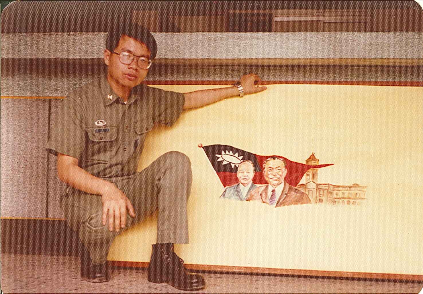 張榮豐從小愛畫畫，兒時的夢想是當畫家、發揮美術天賦，可惜未能如願。他在退伍前被政戰官「硬拗」畫壁報，圖為他和筆下作品蔣經國、謝東閔肖像合照。（翻攝自張榮豐臉書）