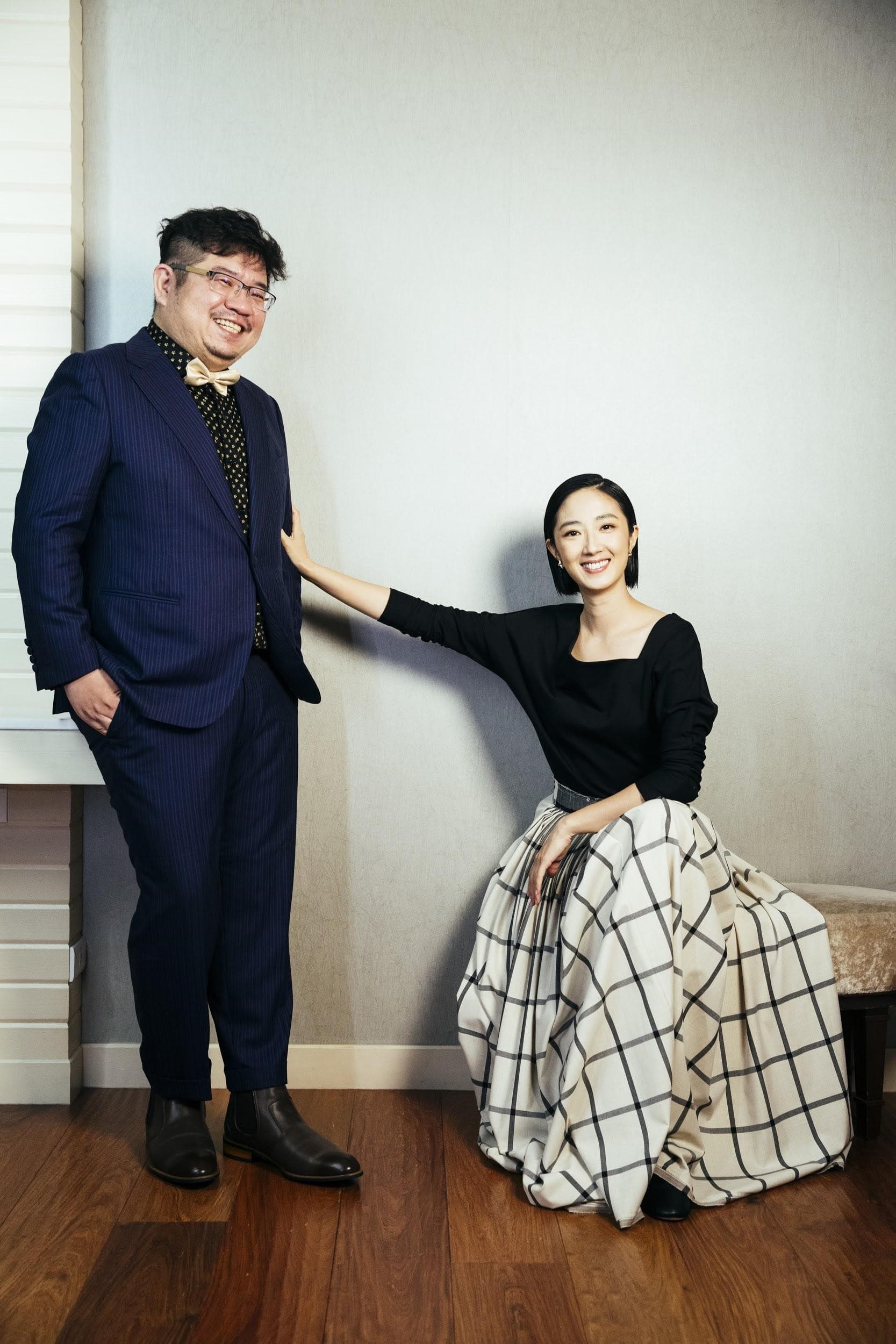 編導張耀升（左）眼中的女主角桂綸鎂（右）在潑辣、瘋癲外，還演出楚楚可憐的脆弱面、年齡變化的時間感。